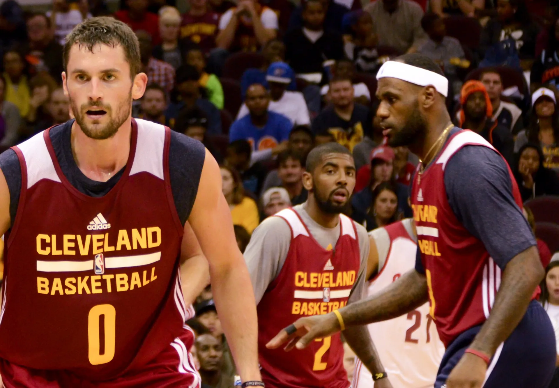2014 年騎士隊內對抗賽中的 Kevin Love、Kyrie Irving 與 LeBron James，攝影 Erik Drost，CC BY 2.0
