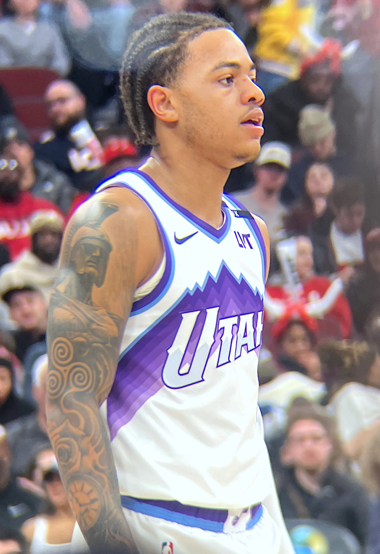 Keyonte George 身穿爵士白色球衣站在球場上。攝影：Brady Saylor，授權 CC BY-SA 4.0，來源 Wikimedia Commons。