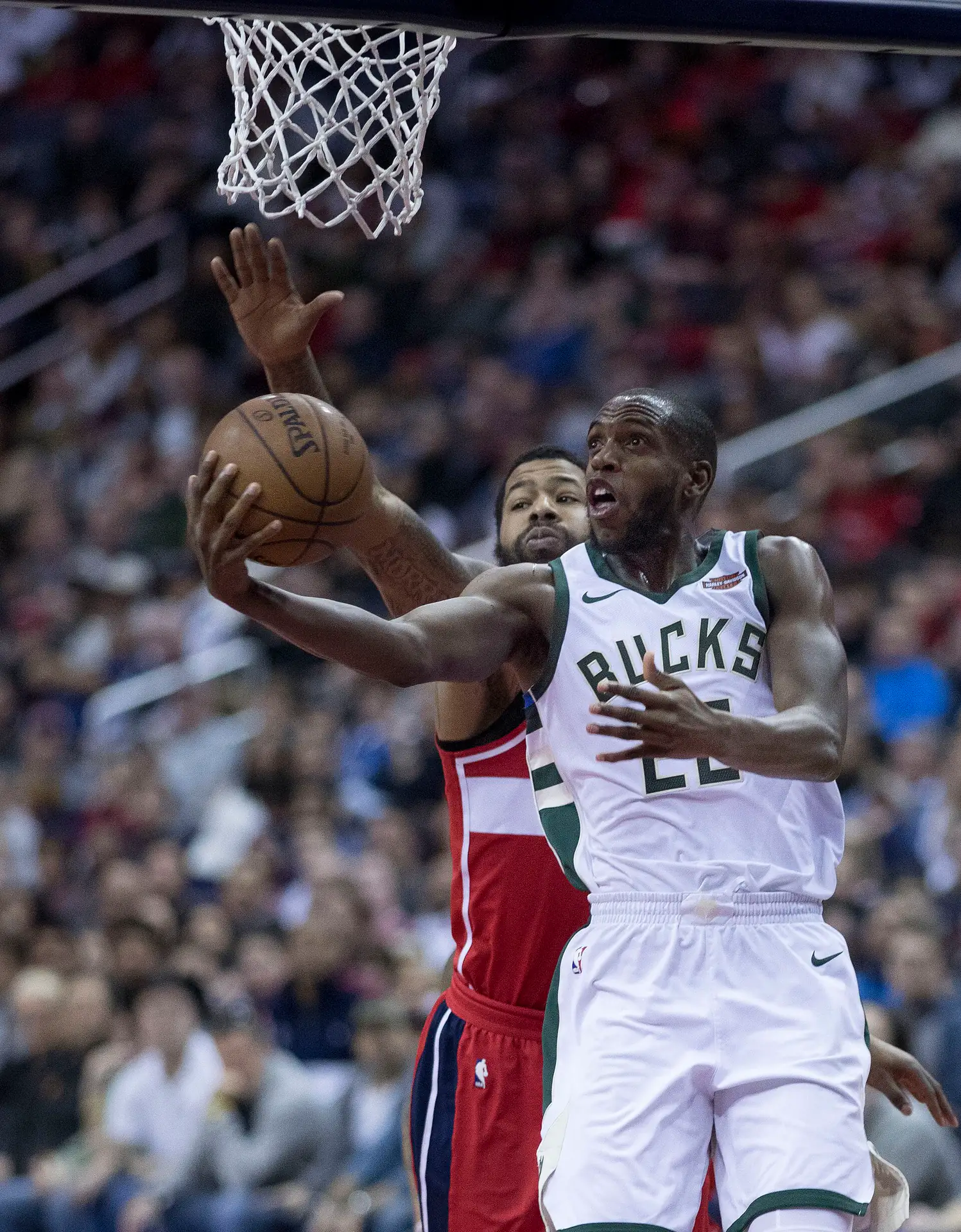 Khris Middleton 效力密爾瓦基公鹿時期，身穿白色 22 號球衣於 2018 年 1 月 15 日作客巫師的比賽中上籃（攝影 Keith Allison，授權 CC BY-SA 2.0，來源 Wikimedia Commons）