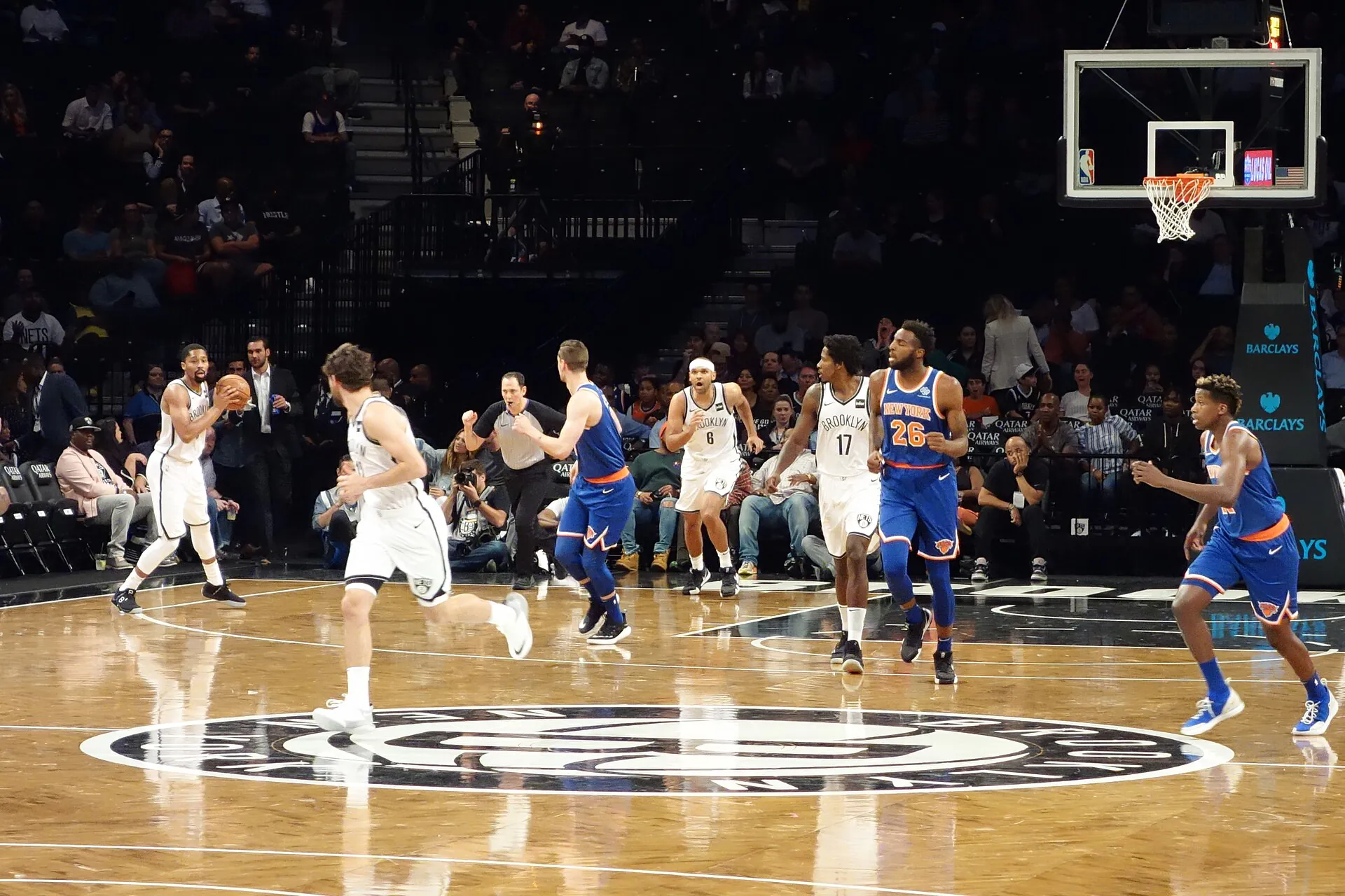 2018 年季前賽籃網持球推進，尼克 26 號 Mitchell Robinson 回防
