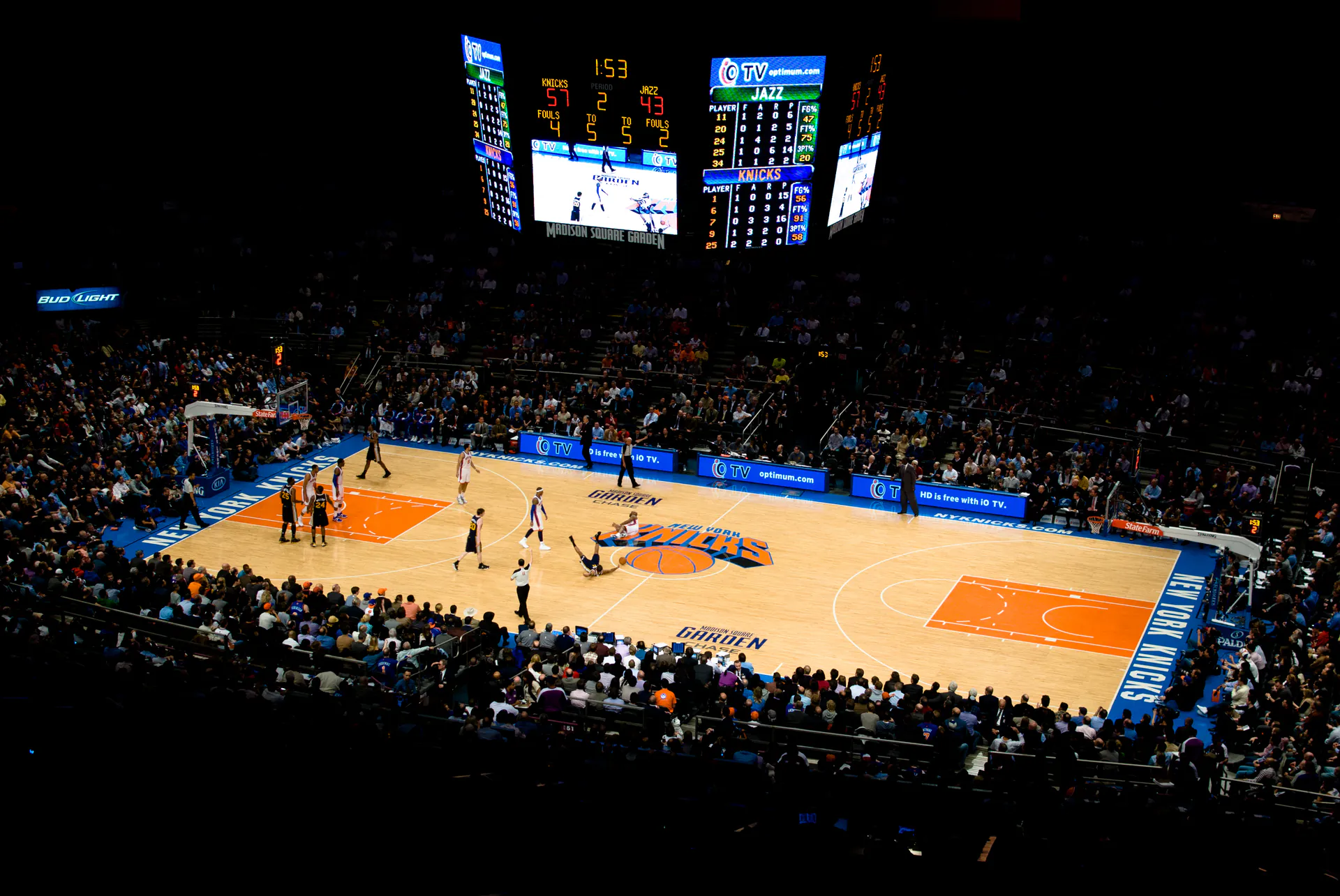 2011 年紐約尼克在主場 Madison Square Garden 對上猶他爵士，場中央尼克隊標誌旁雙方球員撲倒在地爭搶地板球（攝影 Jean-Baptiste Bellet，授權 CC BY 2.0，來源 Wikimedia Commons）