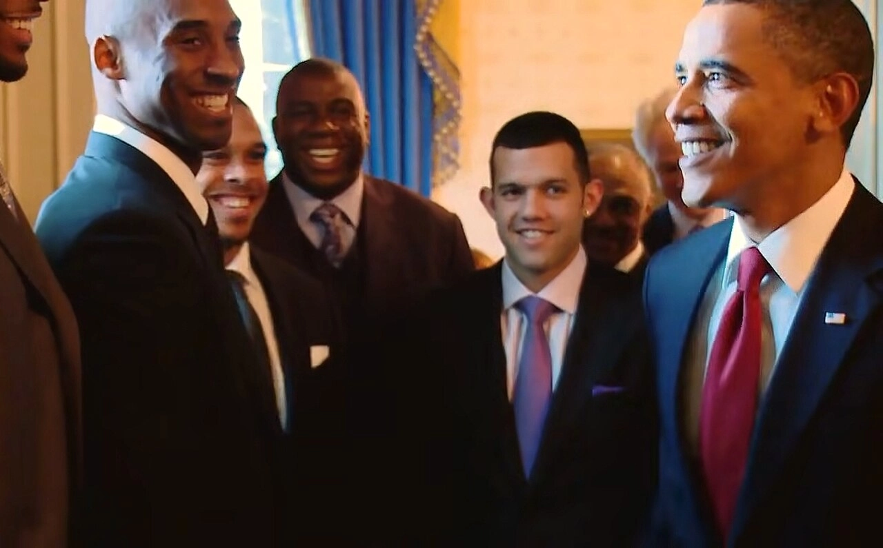 Kobe Bryant 與 Magic Johnson 及美國總統 Obama 於 2009 年白宮合影，慶祝湖人奪冠。攝影：白宮，公有領域，來源 Wikimedia Commons。