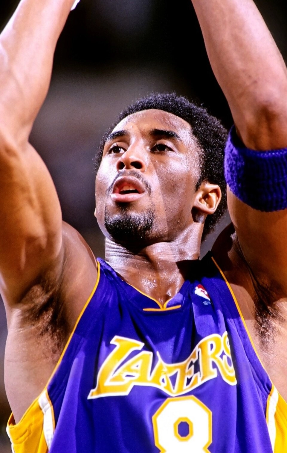 年輕的 Kobe Bryant 身穿湖人紫色球衣在 1996 年出手投籃。攝影：Steve Lipofsky，授權 CC BY-SA 3.0，來源 Wikimedia Commons。