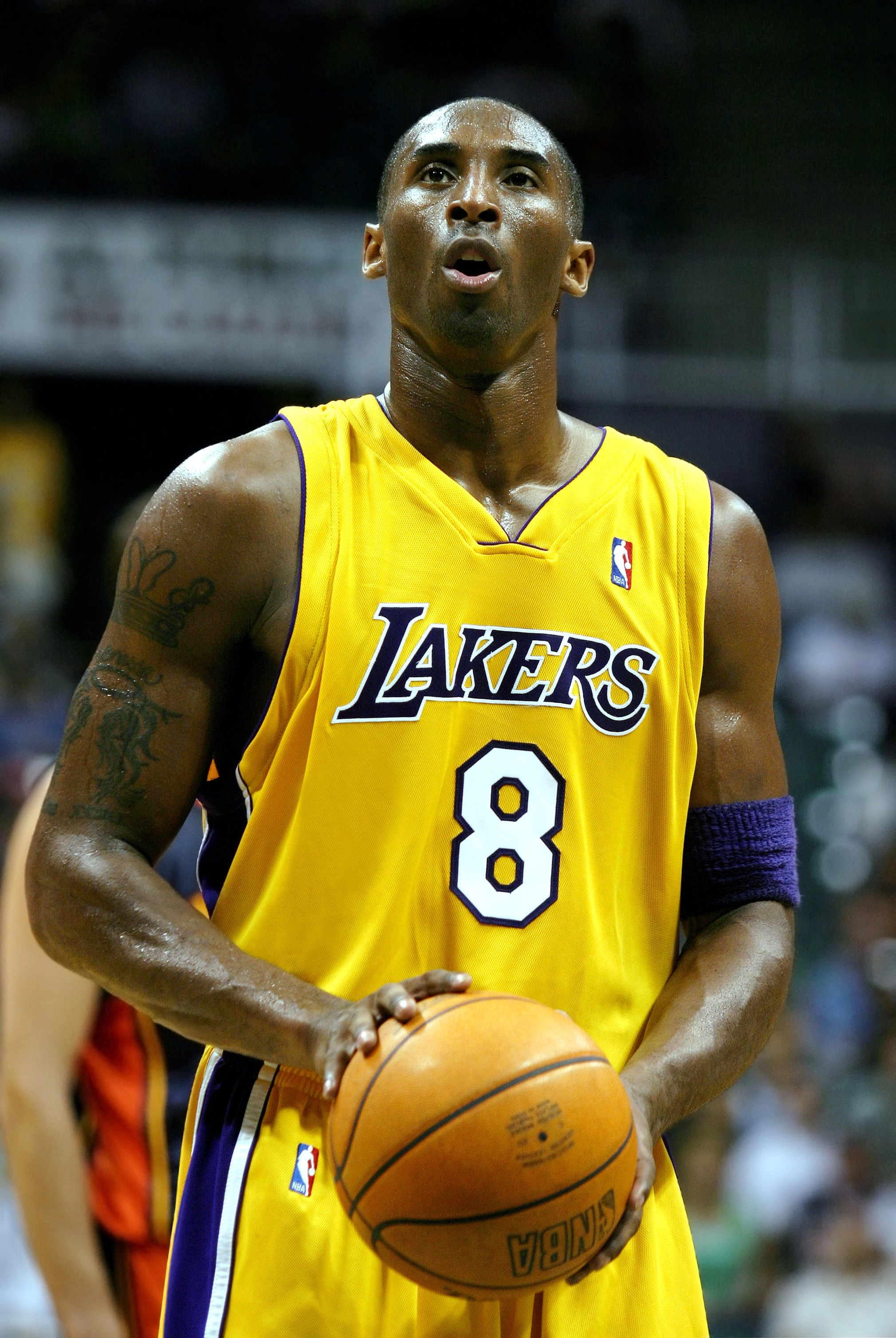 Kobe Bryant 身穿湖人 8 號球衣站上罰球線的特寫。攝影：Sgt. Joseph A. Lee（美國海軍陸戰隊），公有領域，來源 Wikimedia Commons。