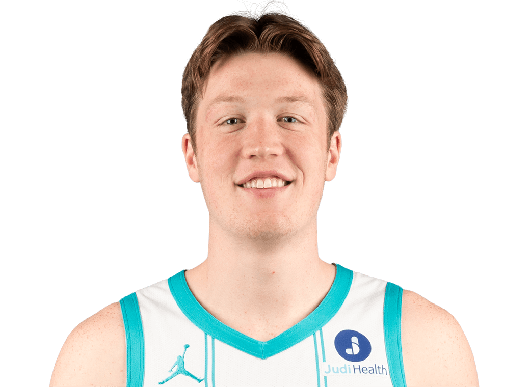 Kon Knueppel 身穿夏洛特黃蜂白色球衣的官方球員肖像照（來源 NBA 官方）