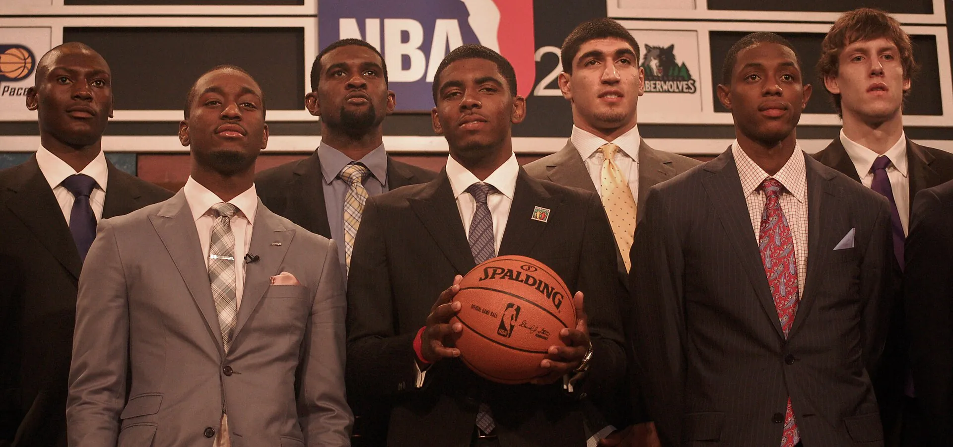 2011 年 NBA 選秀會 Kyrie Irving 手持籃球與同屆新秀合影，攝影 All-Pro Reels，CC BY-SA 2.0