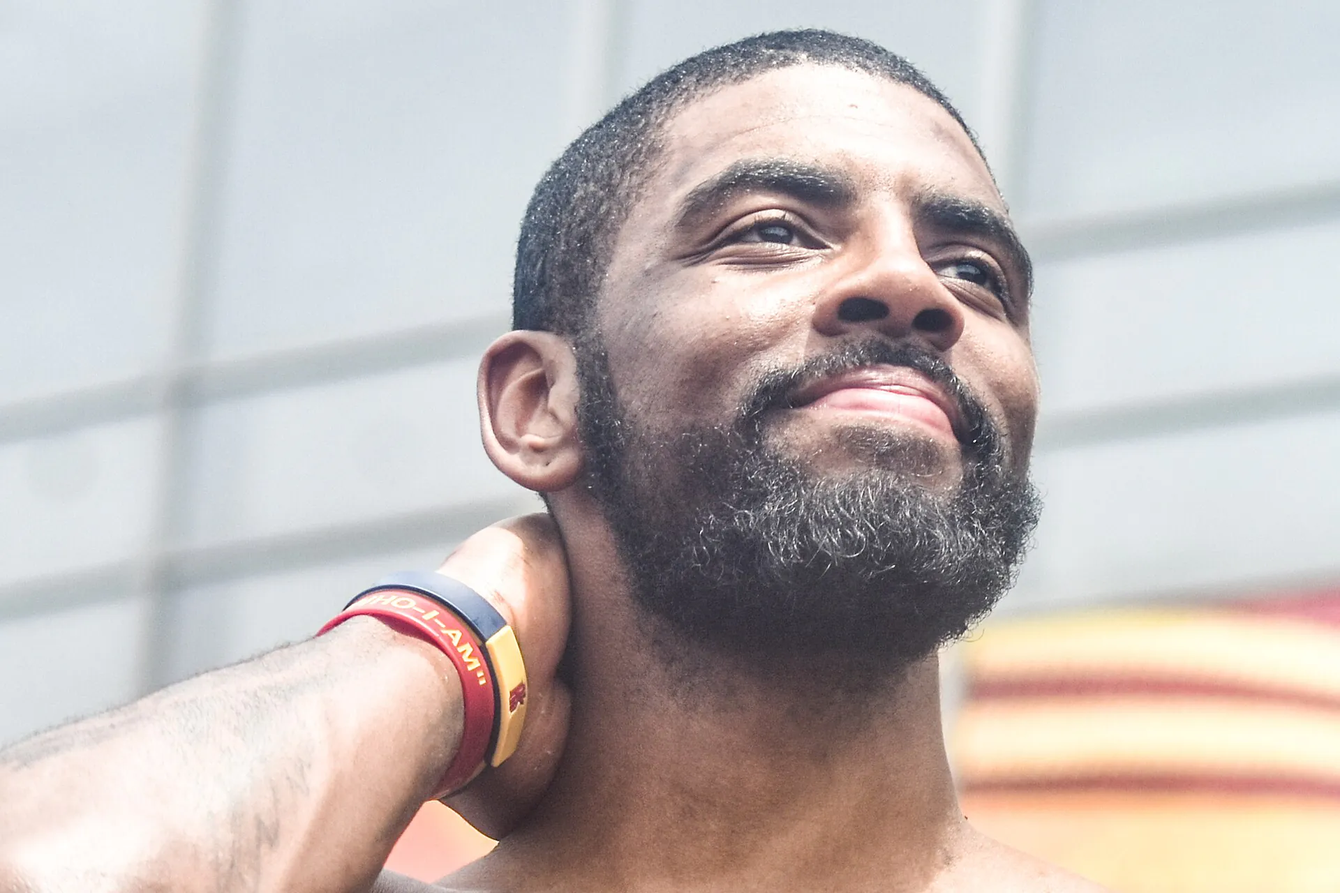 2016 年騎士克里夫蘭總冠軍遊行上的 Kyrie Irving，攝影 Erik Drost，CC BY 2.0