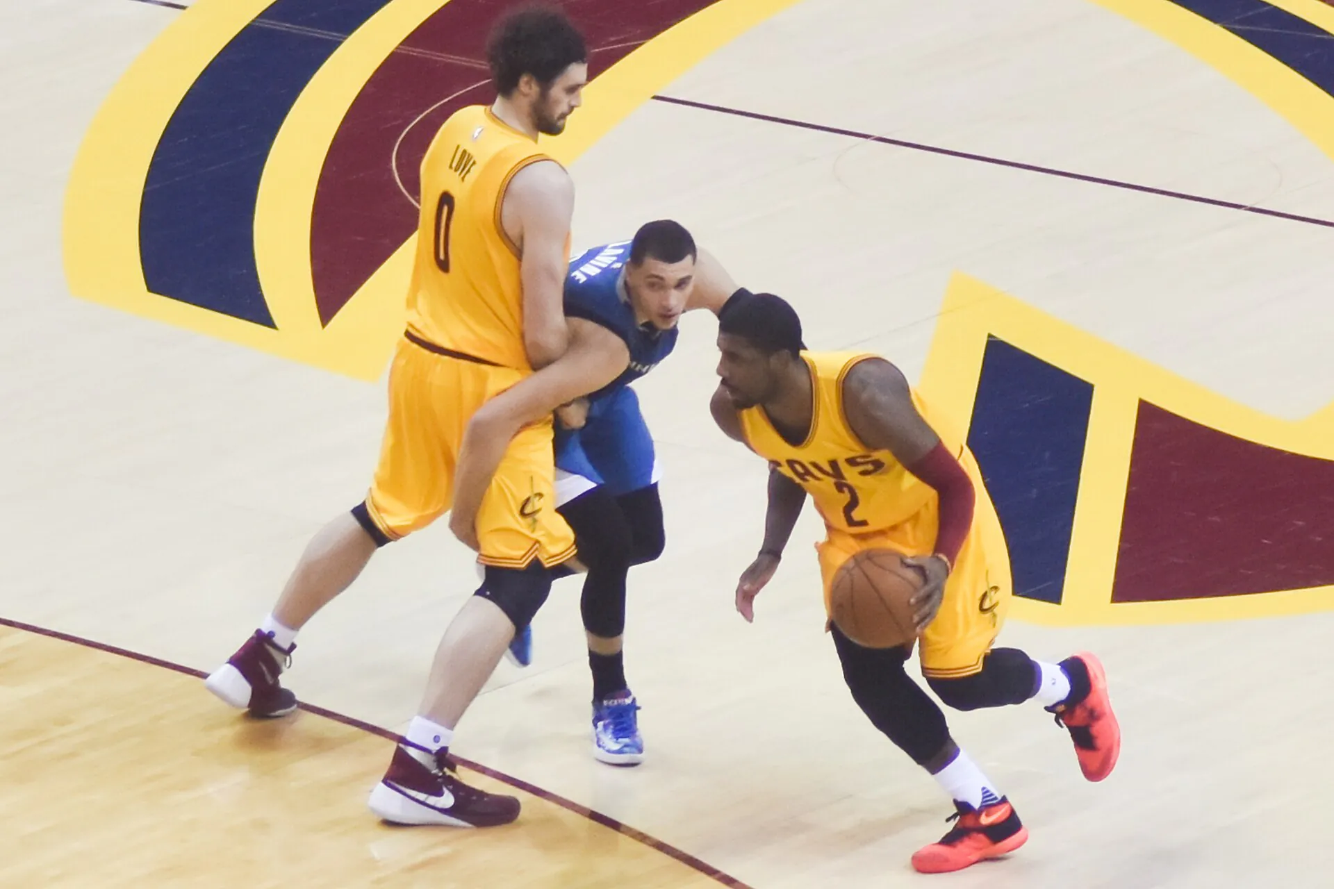 2016 年騎士主場對灰狼，Kyrie Irving 運球切入、Kevin Love 掩護，攝影 Erik Drost，CC BY 2.0