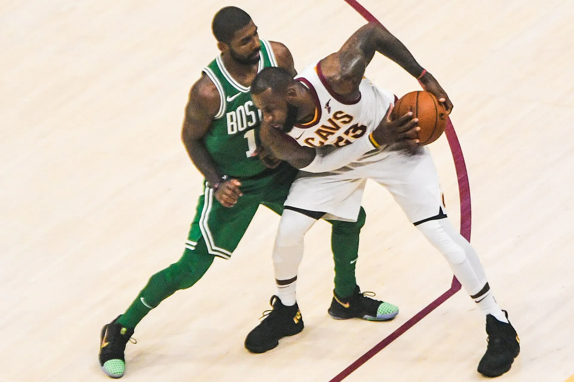 2017 年塞爾提克 Kyrie Irving 防守騎士 LeBron James，攝影 Erik Drost，CC BY 2.0