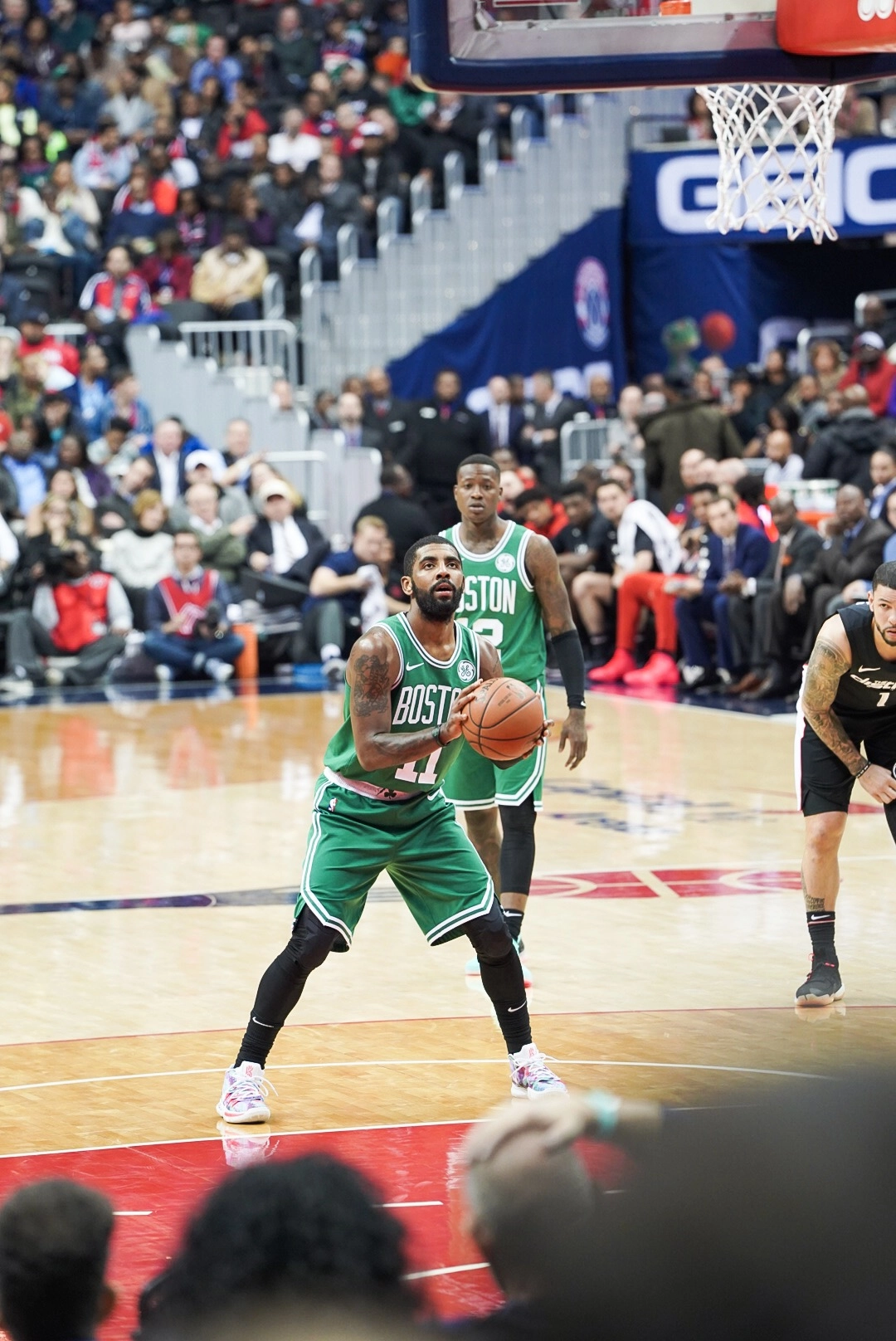 Kyrie Irving 身穿波士頓塞爾提克 11 號綠色球衣，於罰球線準備出手罰球。攝影 All-Pro Reels，授權 CC BY-SA 2.0，來源 Wikimedia Commons