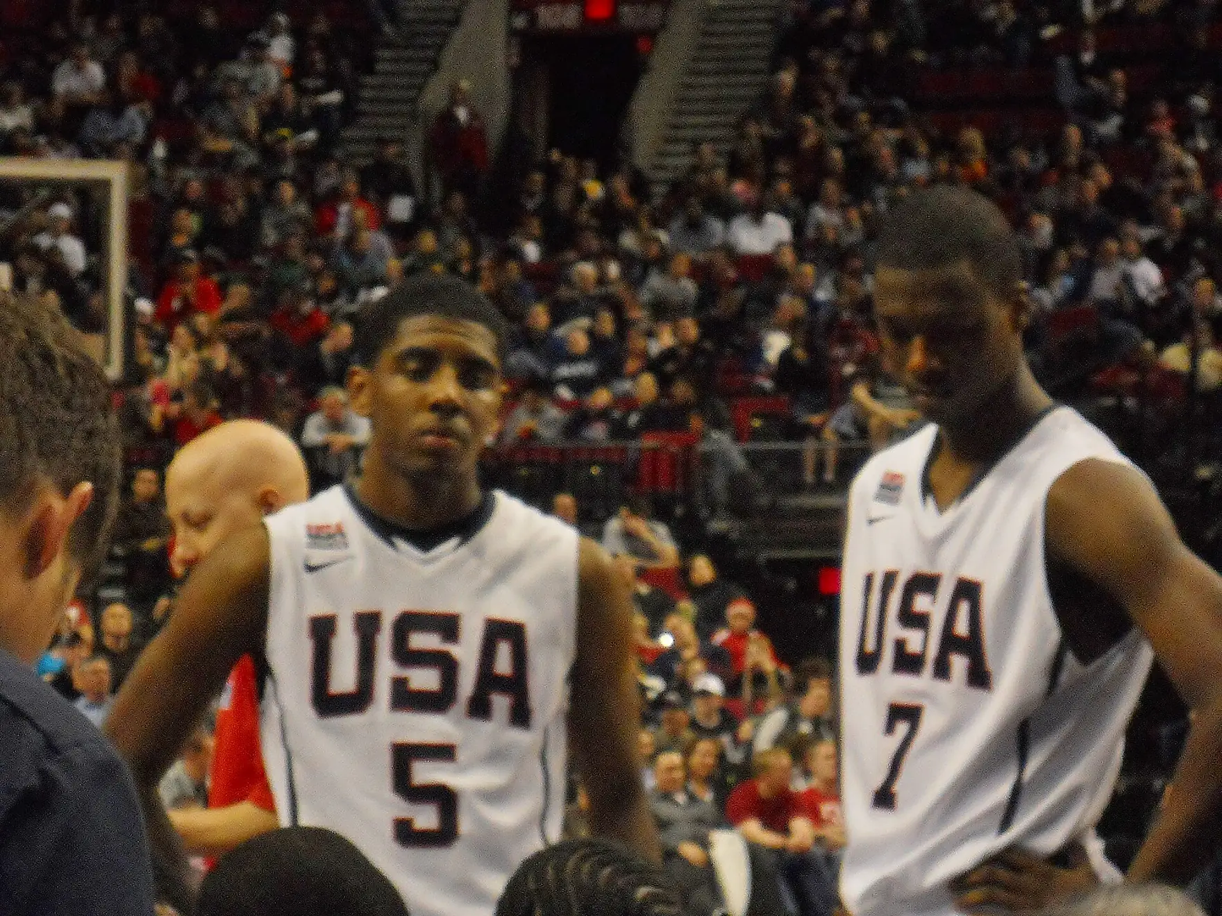 2010 年 Nike Hoop Summit 美國隊 5 號 Kyrie Irving 與 7 號 Harrison Barnes，攝影 Icealien33，CC BY-SA 3.0
