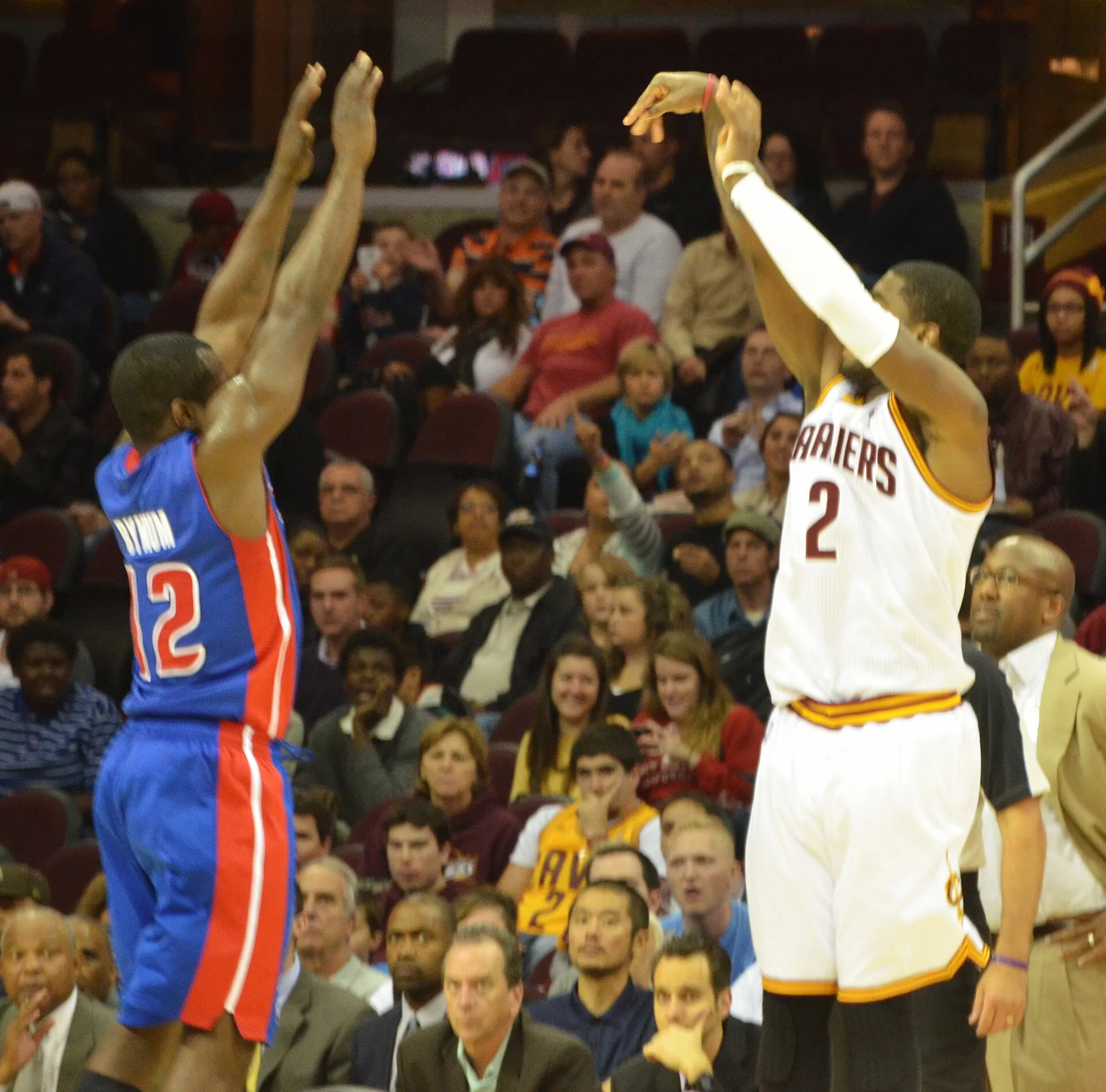 2013 年騎士 Kyrie Irving 外線跳投、活塞球員伸手封阻，攝影 Erik Drost，CC BY 2.0