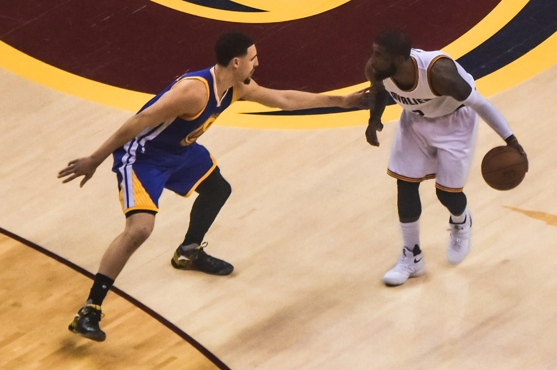 2016 年總冠軍賽第 6 戰騎士 Kyrie Irving 持球面對勇士 Klay Thompson 防守，攝影 Erik Drost，CC BY 2.0