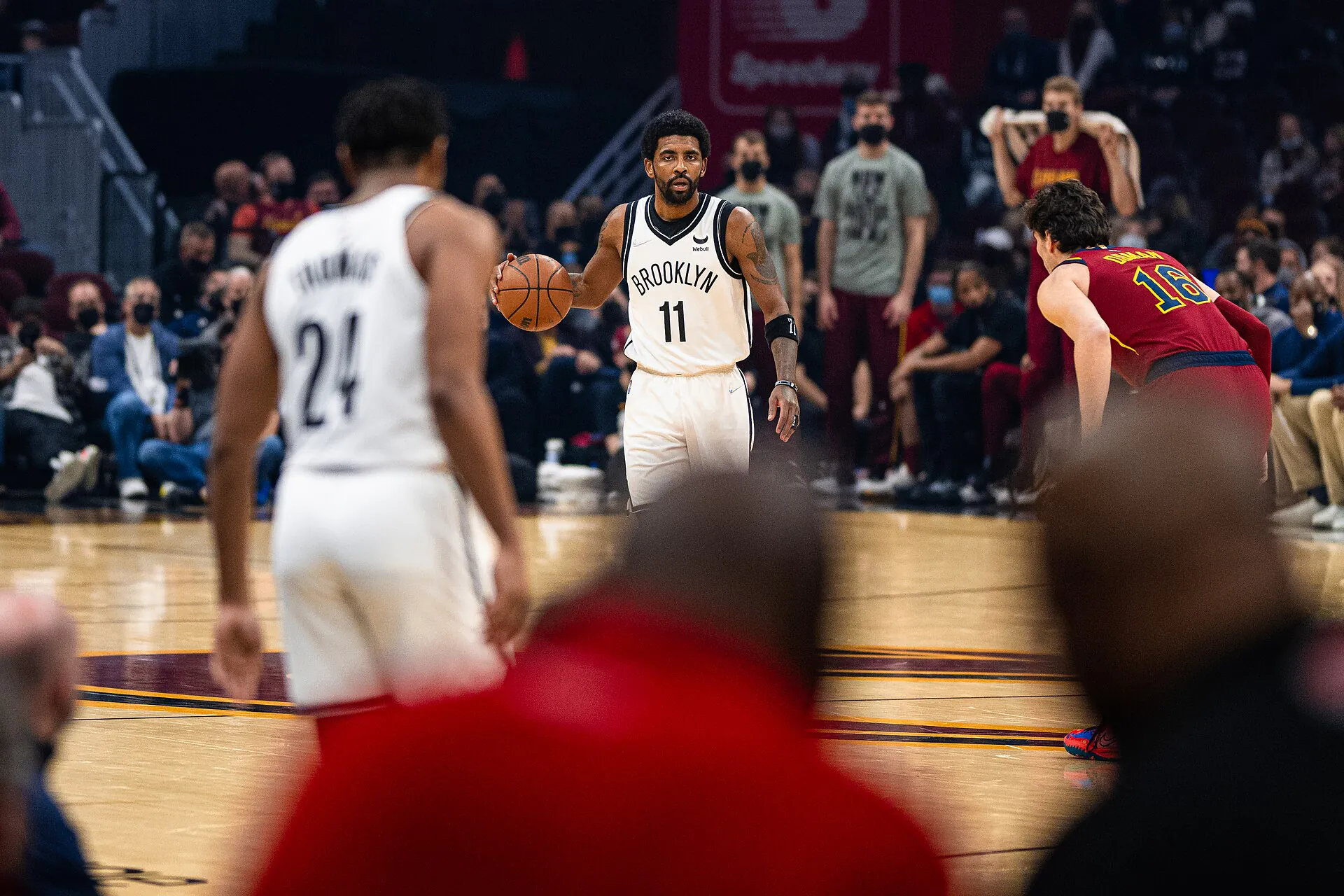 2022 年籃網 Kyrie Irving 作客騎士運球推進，攝影 Erik Drost，CC BY 2.0