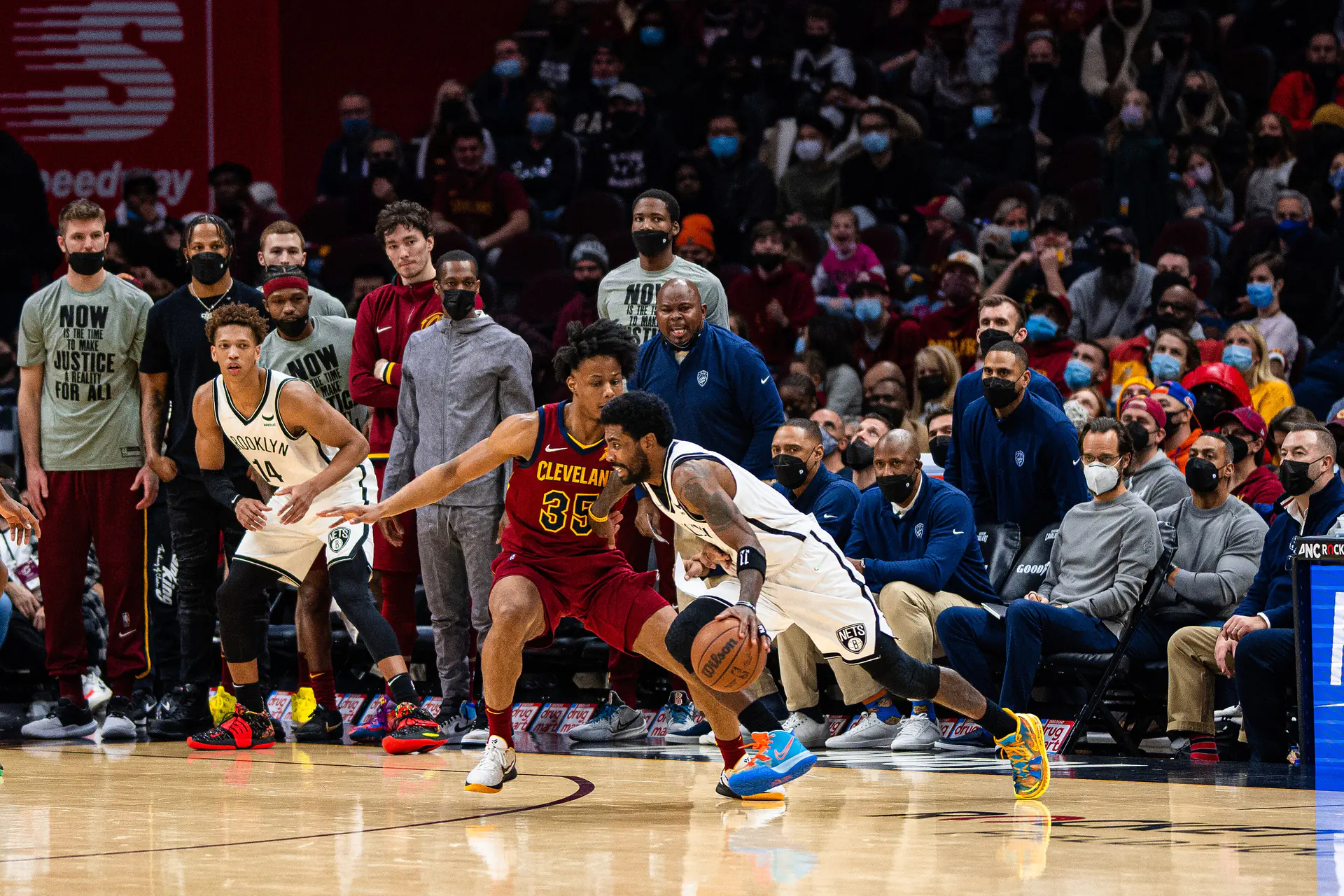 2022 年 1 月 Kyrie Irving 身穿布魯克林籃網白色球衣在克里夫蘭運球切入，騎士 35 號球員貼身防守，攝影 Erik Drost，CC BY 2.0，Wikimedia Commons