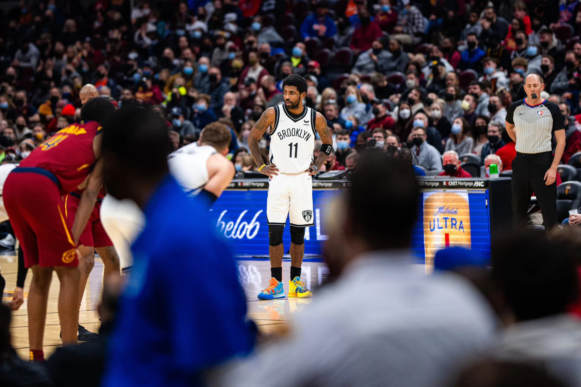 2022 年 Kyrie Irving 身穿籃網球衣雙手叉腰在場上等待比賽繼續，攝影 Erik Drost，CC BY 2.0