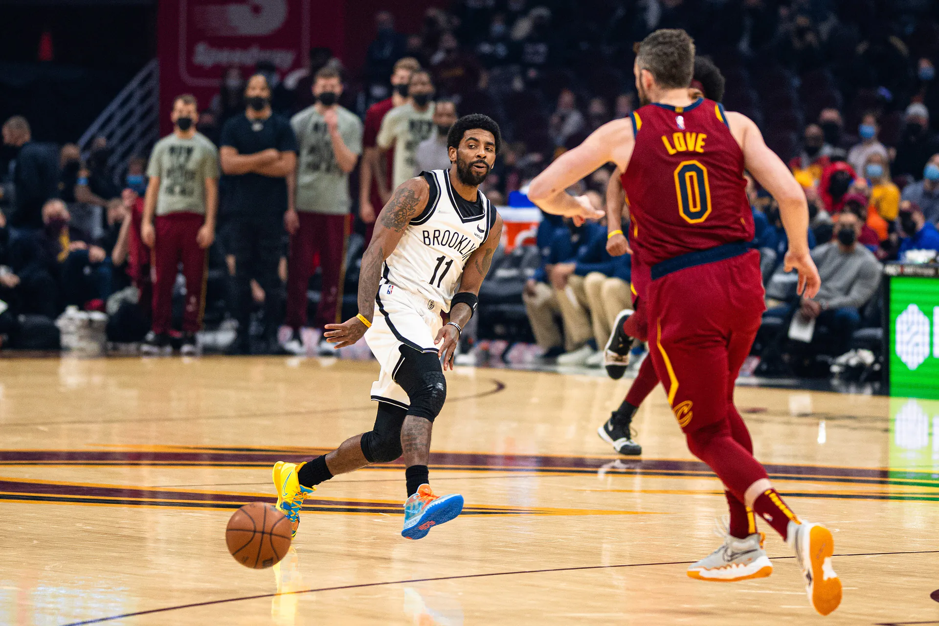 2022 年 Kyrie Irving 身穿籃網球衣運球推進，前方是騎士的 Kevin Love，攝影 Erik Drost，CC BY 2.0