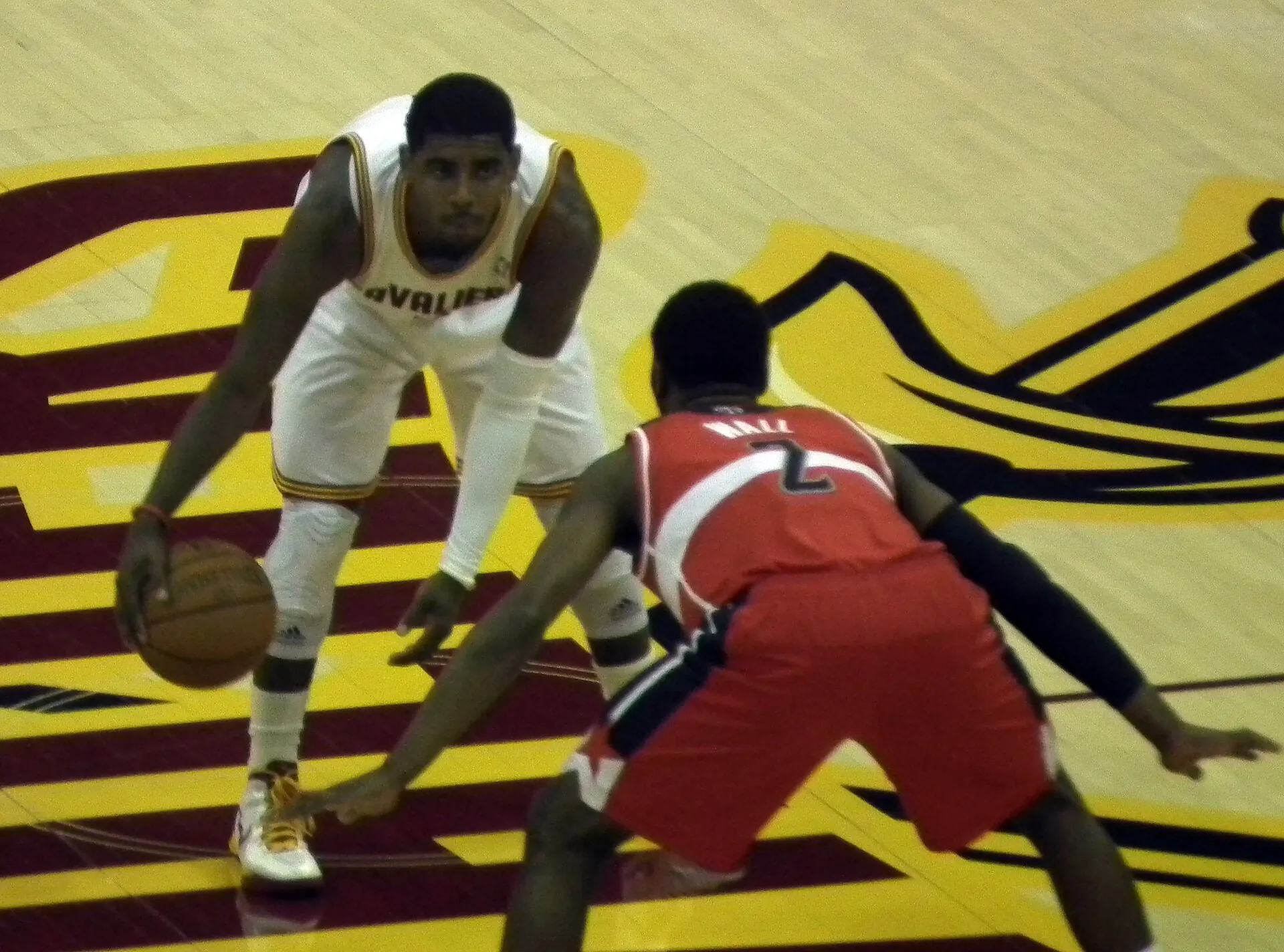 2012 年騎士新秀 Kyrie Irving 持球面對巫師 John Wall 防守，攝影 Erik Drost，CC BY 2.0