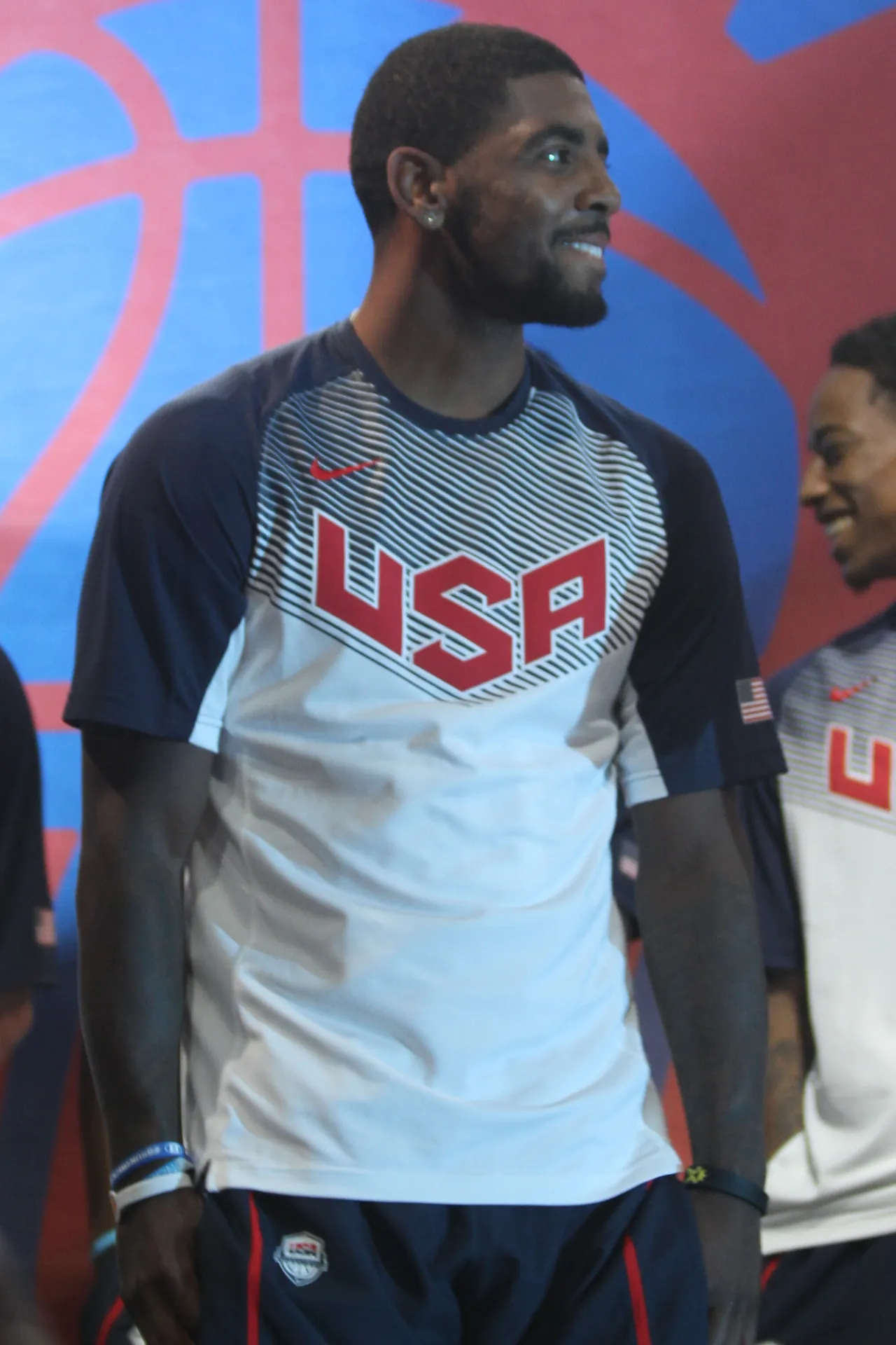 2014 年 World Basketball Festival 活動上身穿美國隊上衣的 Kyrie Irving，攝影 TonyTheTiger，CC BY-SA 4.0