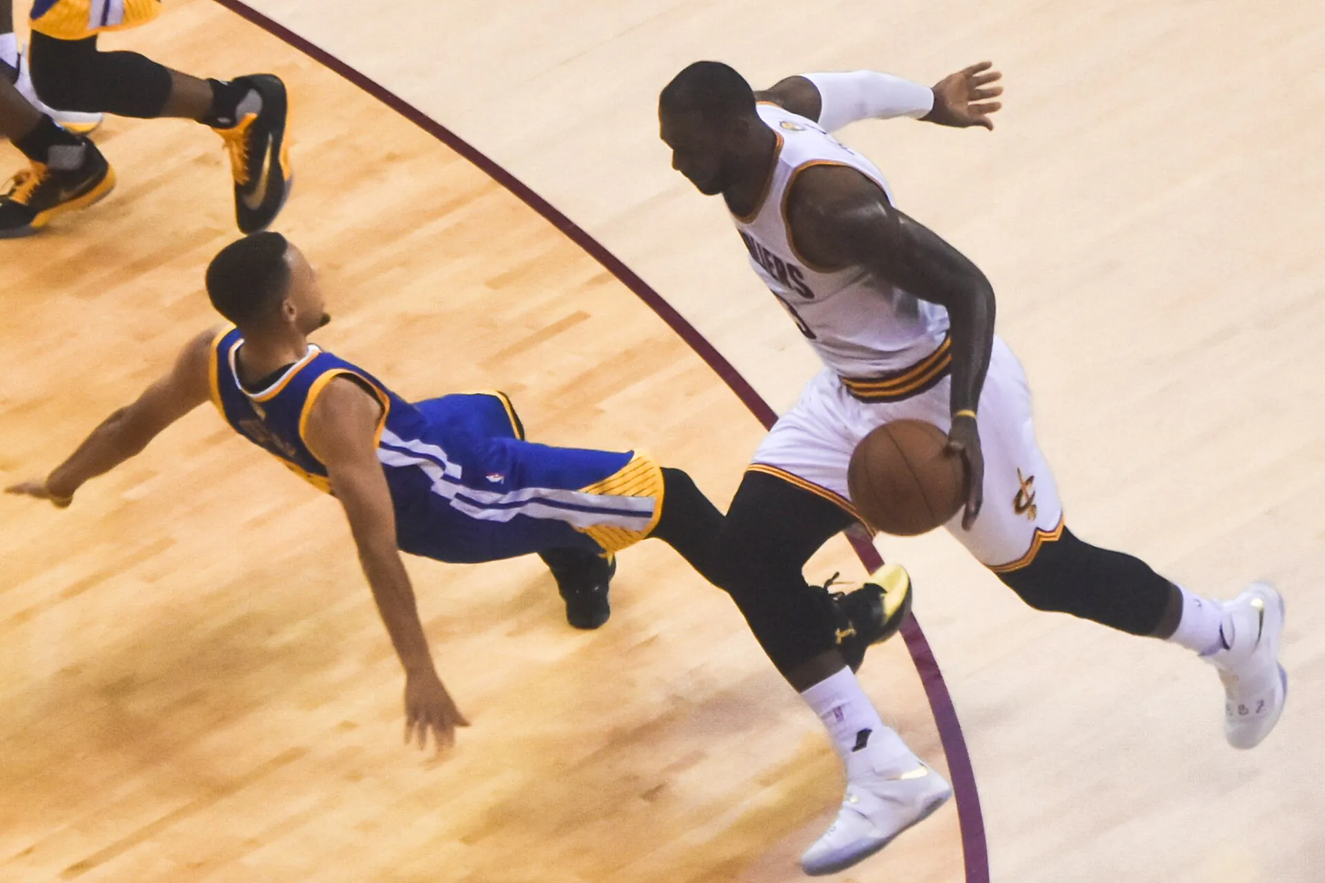 2016 年總冠軍賽 LeBron James 運球，Curry 失去重心，攝影 Erik Drost，CC BY 2.0，Wikimedia Commons