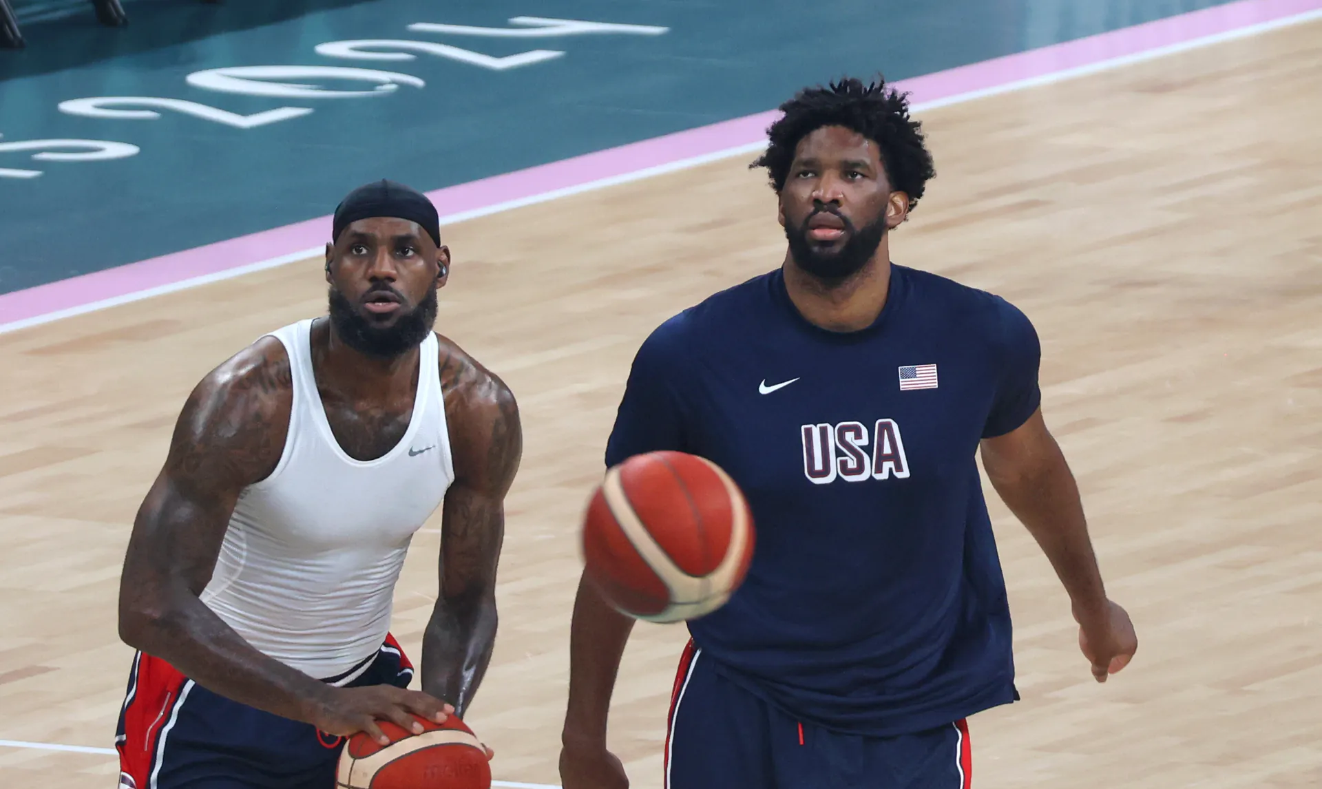 LeBron James 與 Joel Embiid 在 2024 年巴黎奧運美國隊熱身時同場練球（攝影 Clément Bardot，授權 CC BY-SA 4.0，來源 Wikimedia Commons）
