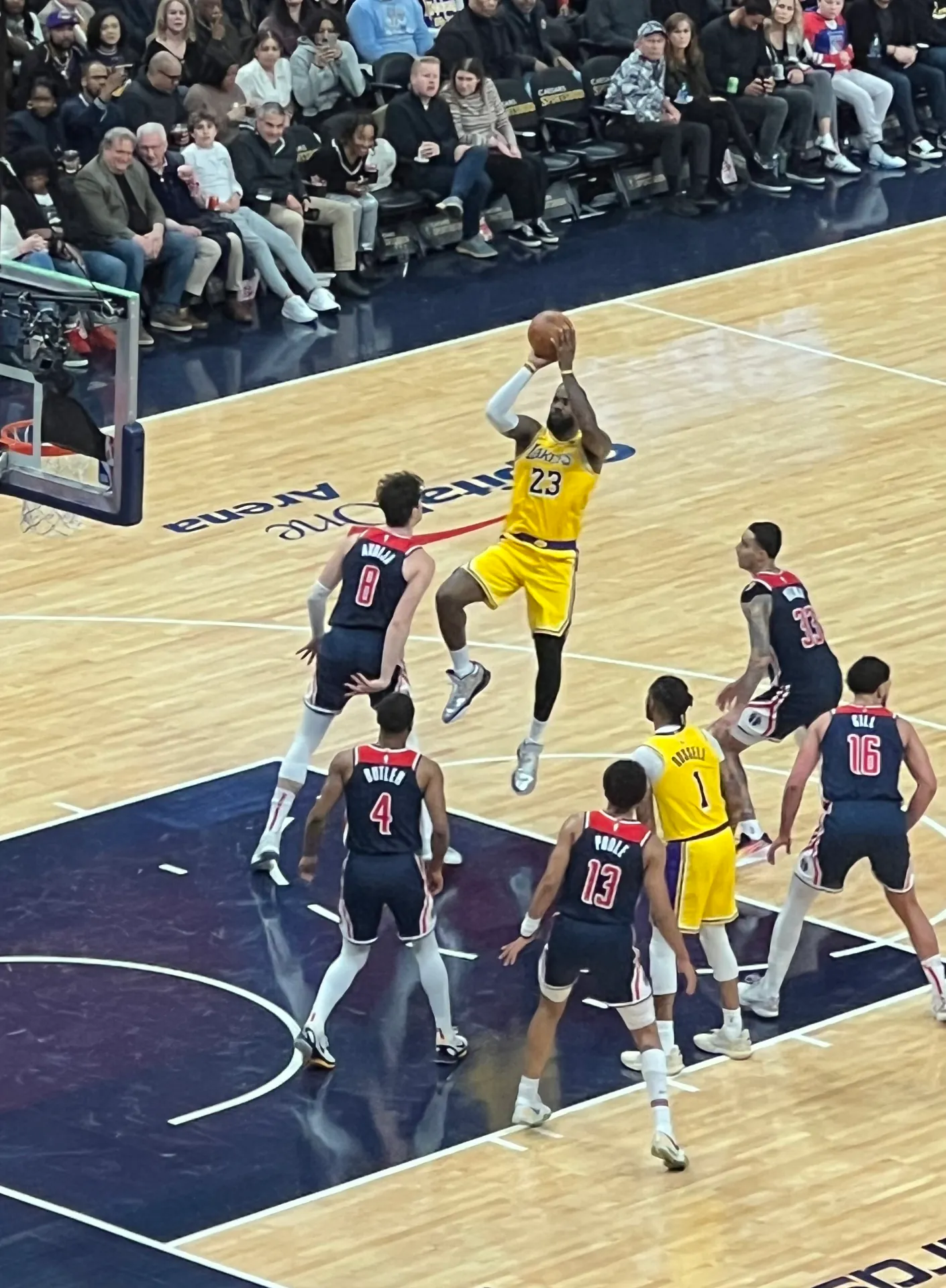 湖人 23 號 LeBron James 在巫師主場高高跳起出手跳投