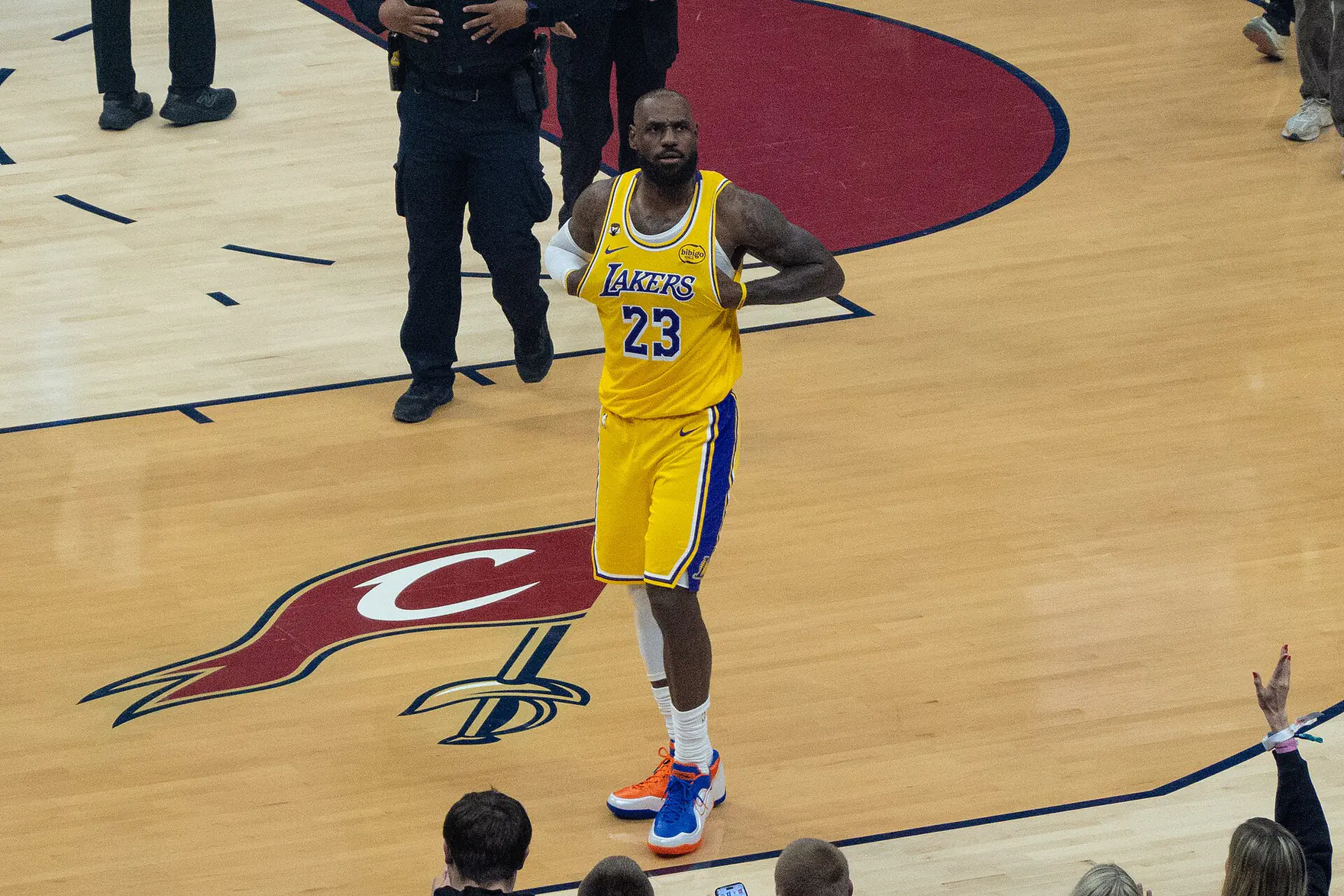 LeBron James 身穿湖人金色 23 號球衣站在騎士主場球場中圈附近（攝影 Erik Drost，CC BY 4.0，Wikimedia Commons）