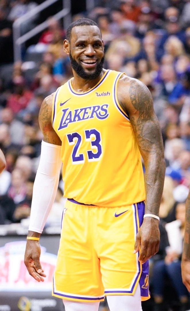 LeBron James 身穿湖人黃色 23 號球衣於場上露出笑容。攝影：All-Pro Reels，授權 CC BY-SA 2.0，來源 Wikimedia Commons。