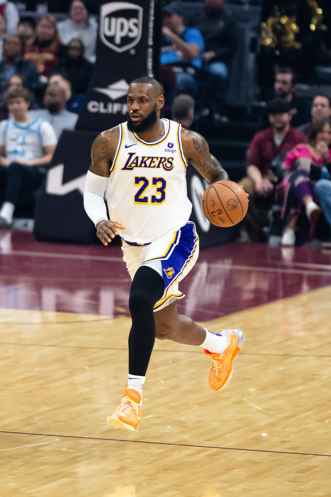 身穿湖人白色 23 號球衣的 LeBron James 在 2023 年 11 月作客騎士時運球推進，攝影 Erik Drost，CC BY 2.0，Wikimedia Commons