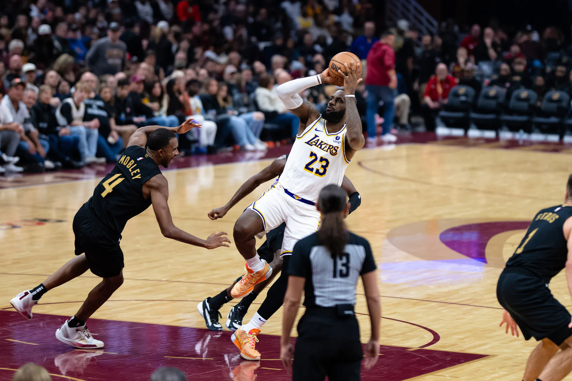 LeBron James 身穿湖人白色 23 號球衣在場上跳投出手，騎士 4 號 Evan Mobley 撲防（攝影 Erik Drost，授權 CC BY 2.0，來源 Wikimedia Commons）