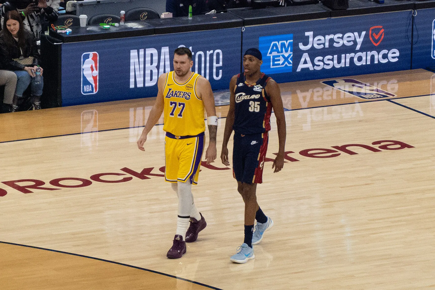 Luka Doncic 身穿洛杉磯湖人黃色 77 號球衣，2026 年 1 月在克里夫蘭騎士主場的比賽中與騎士 35 號球員並肩走在場上（攝影 Erik Drost，授權 CC BY 4.0，來源 Wikimedia Commons）