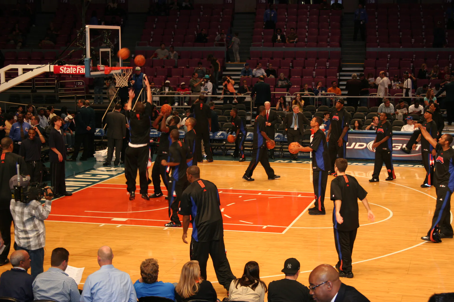 2007 年 Madison Square Garden 賽前球員在場上投籃熱身，Daniel Torres Bonatto 攝