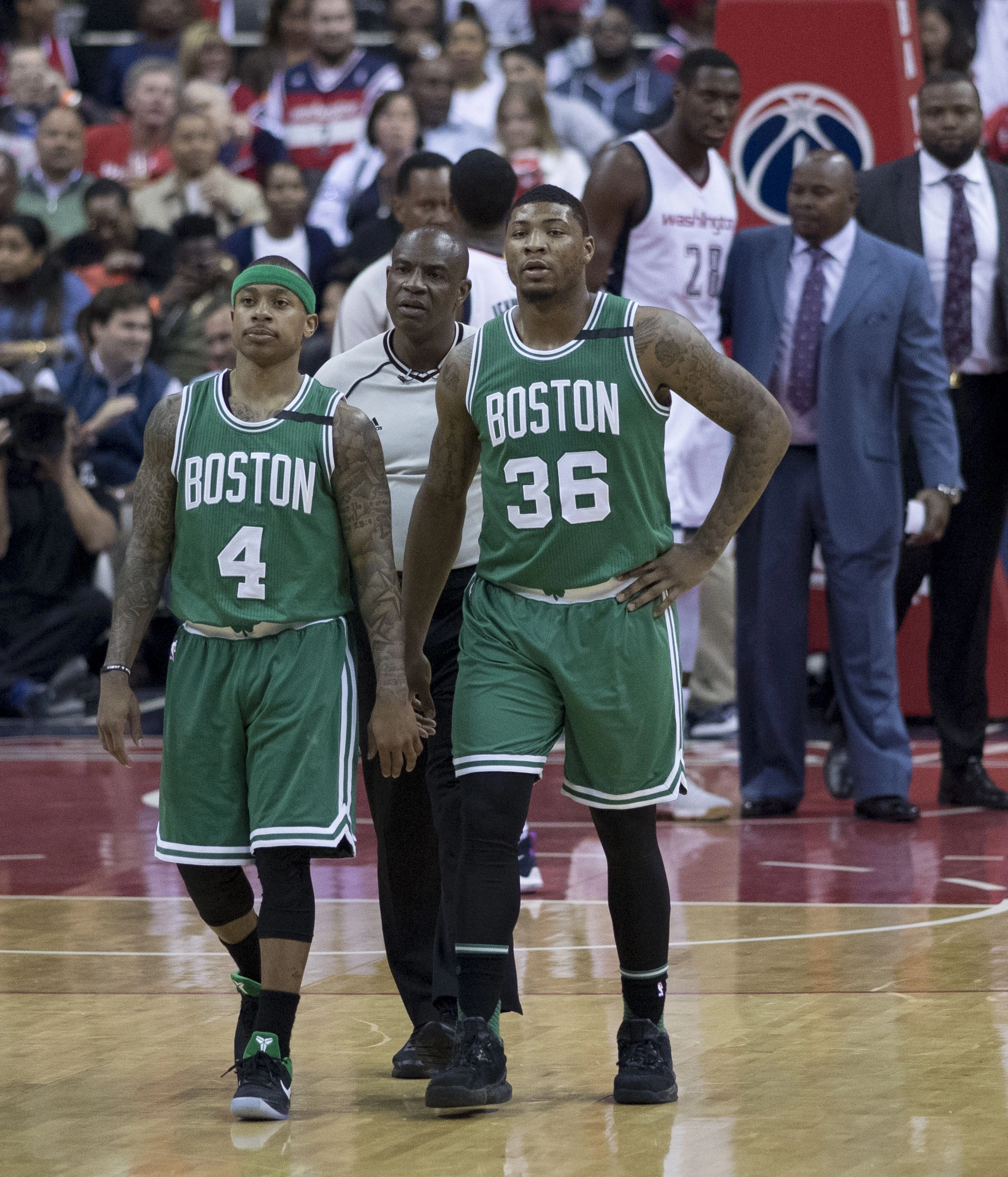 Marcus Smart 於場上與對手周旋（攝影：Keith Allison，授權 CC BY-SA 2.0，來源 Wikimedia Commons）
