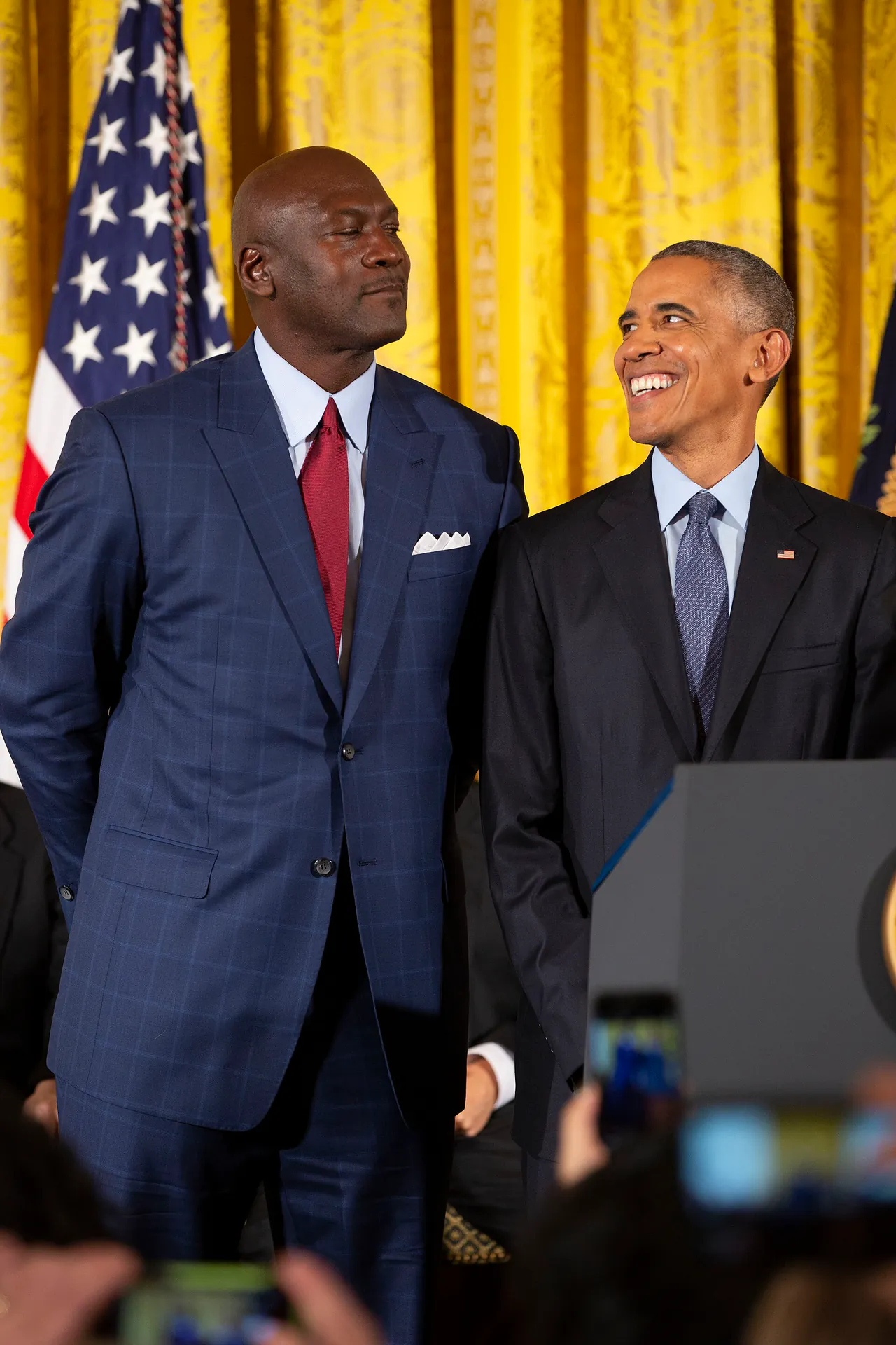 2016 年白宮總統自由勳章典禮上的 Michael Jordan 與 Barack Obama，攝影 Pete Souza，公有領域
