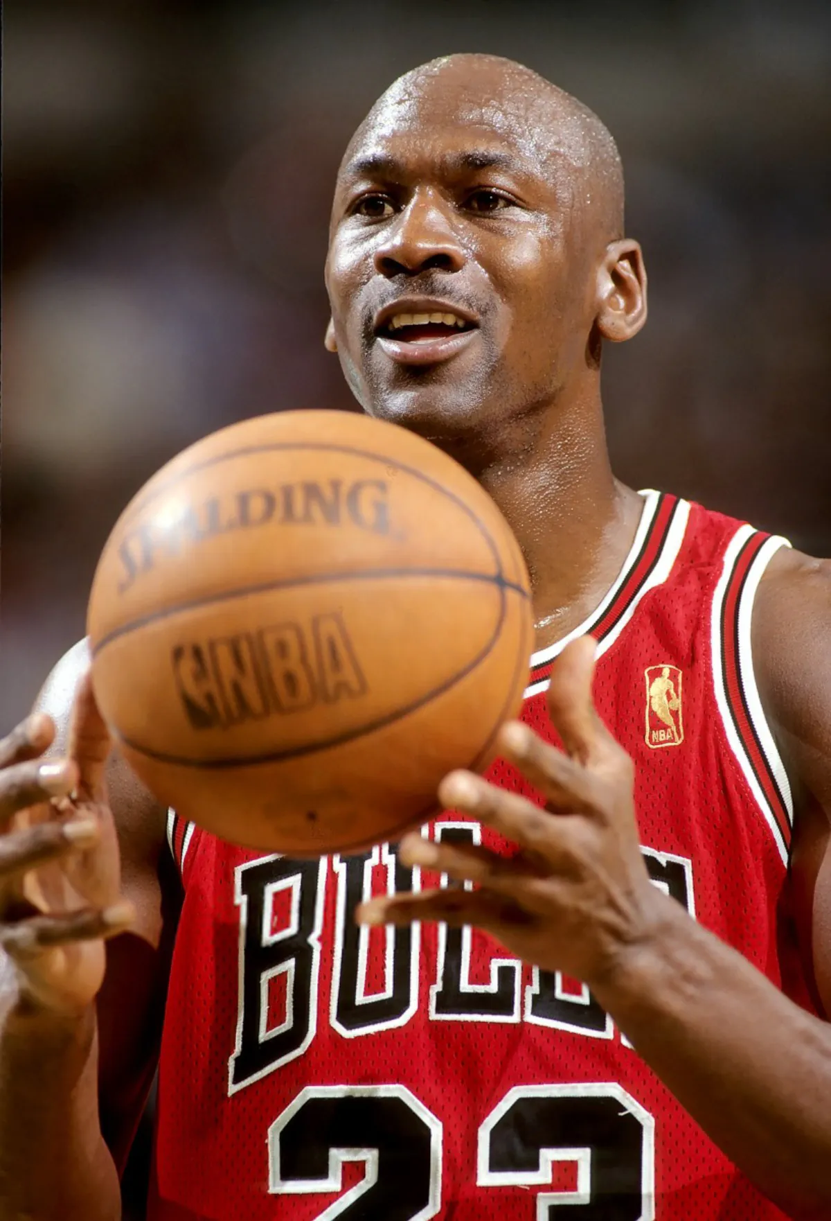 1997 年公牛 Michael Jordan 在罰球線準備出手，攝影 Steve Lipofsky，CC BY-SA 3.0