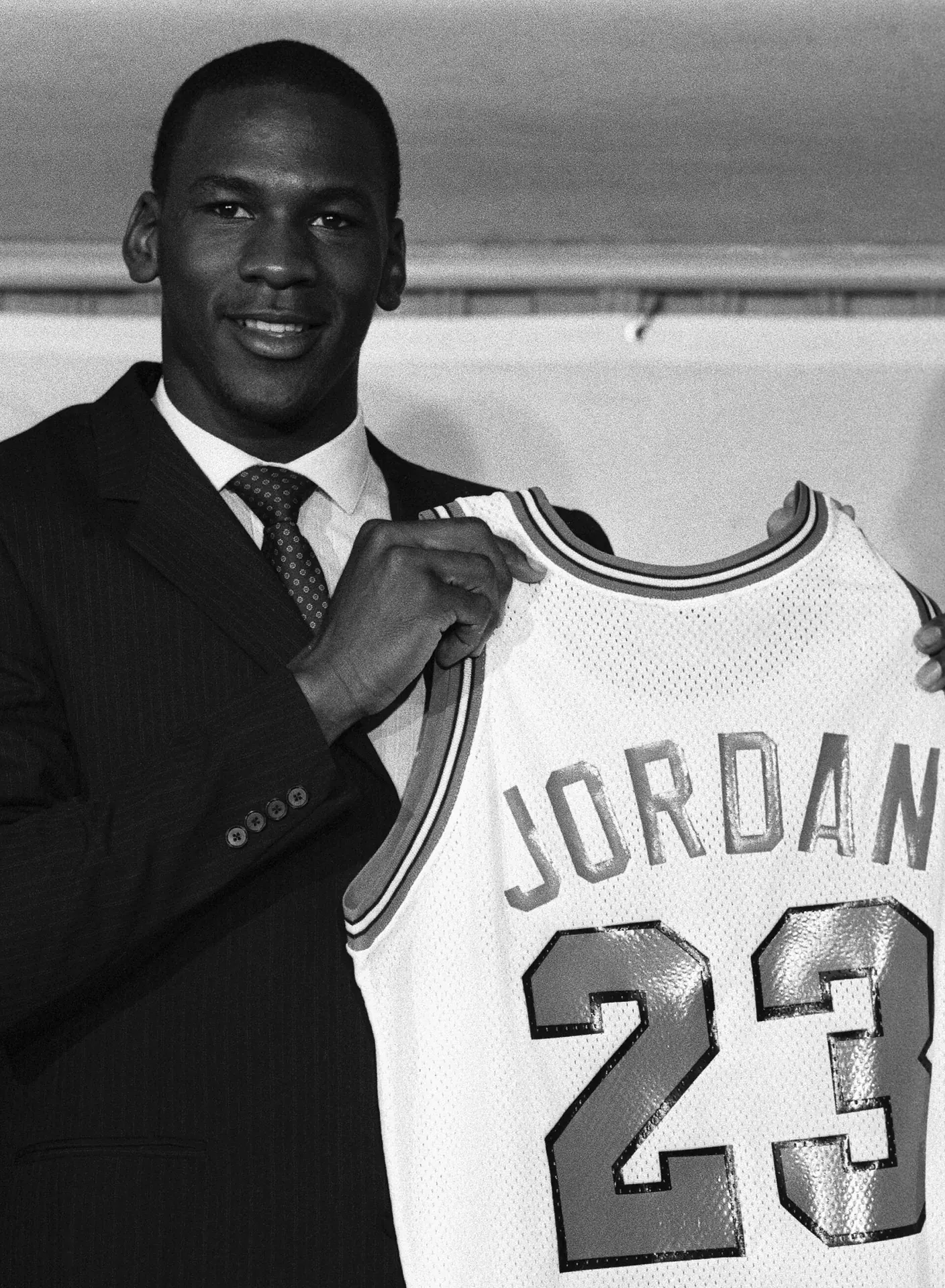 1984 年 Michael Jordan 在公牛簽約記者會展示 23 號球衣，UPI 攝，公有領域