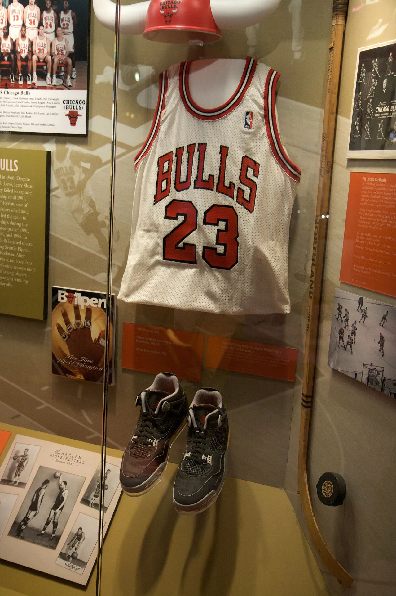 芝加哥歷史博物館展出的 Michael Jordan 公牛白色 23 號球衣與球鞋，Marcin Wichary 攝