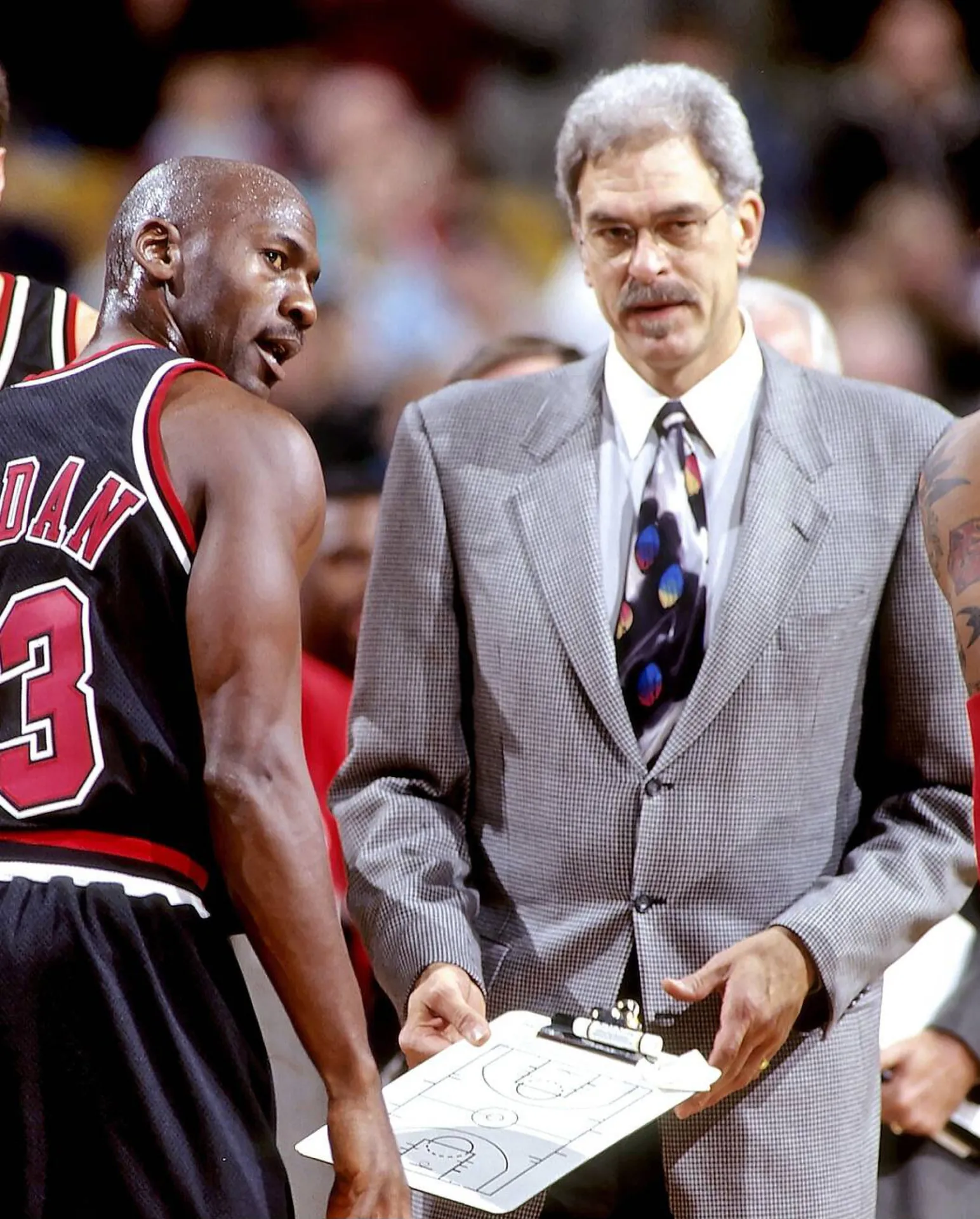 1997 年公牛 Michael Jordan 與總教練 Phil Jackson 在場邊討論，攝影 Steve Lipofsky，CC BY-SA 4.0