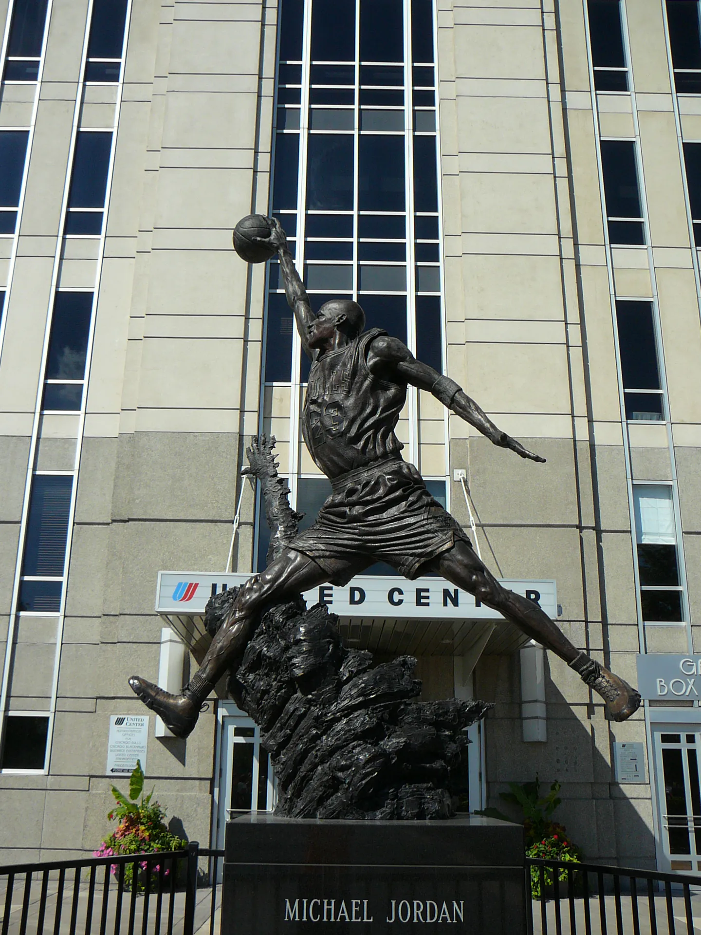 芝加哥聯合中心門外的 Michael Jordan 灌籃銅像，jimcchou 攝，CC BY 2.0