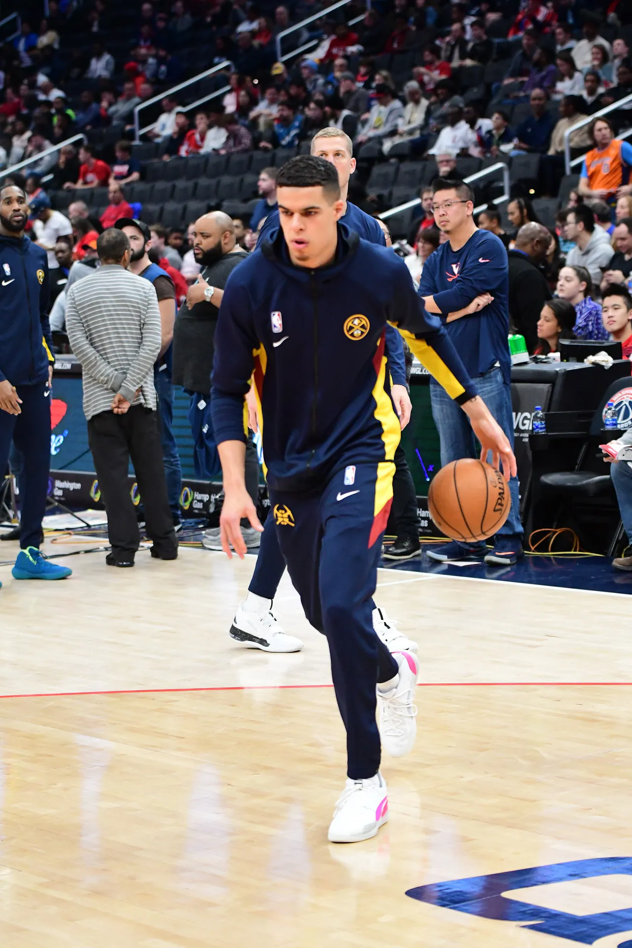 Michael Porter Jr. 身穿深藍色丹佛金塊熱身服，於比賽前在場上運球熱身（攝影 All-Pro Reels，授權 CC BY-SA 2.0，來源 Wikimedia Commons）