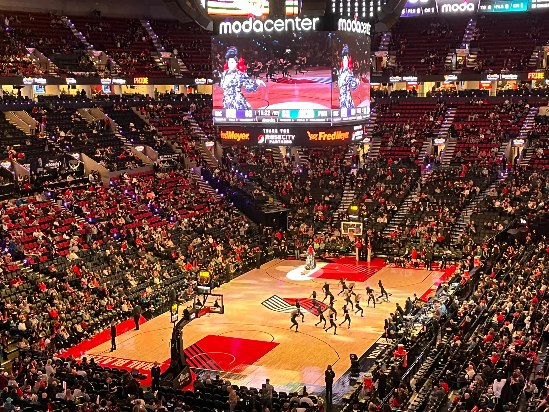 Moda Center 球場上舞者表演、看台坐著觀眾的場景