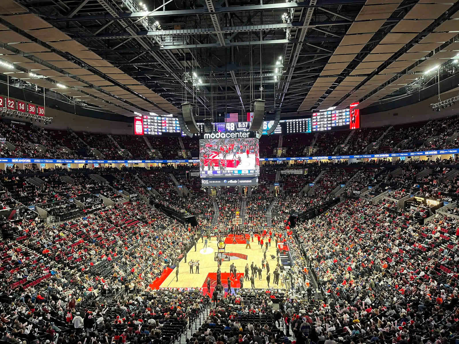 從看台俯瞰 Moda Center 球場與坐滿球迷的觀眾席