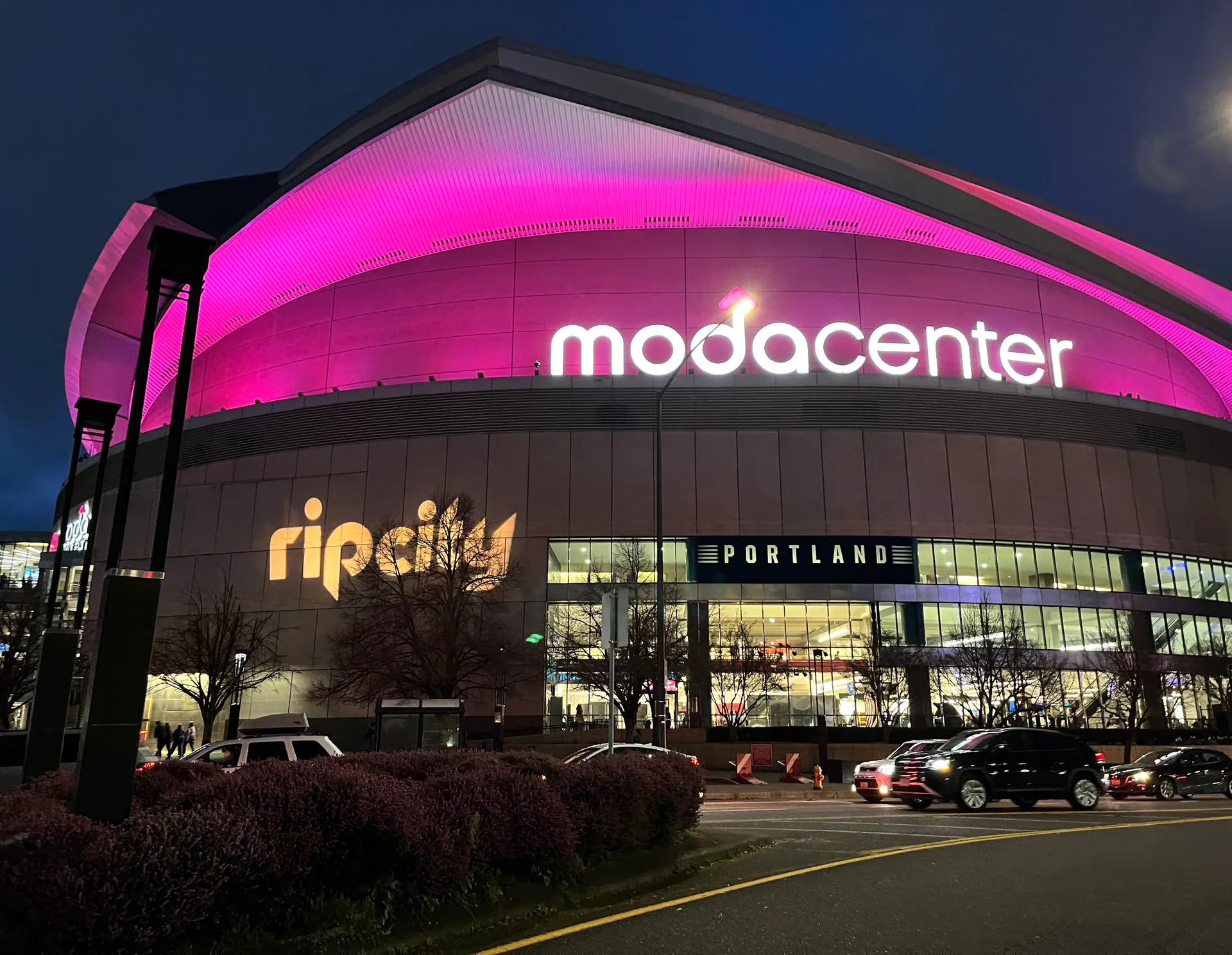夜間打上粉紅色燈光的波特蘭 Moda Center 外觀