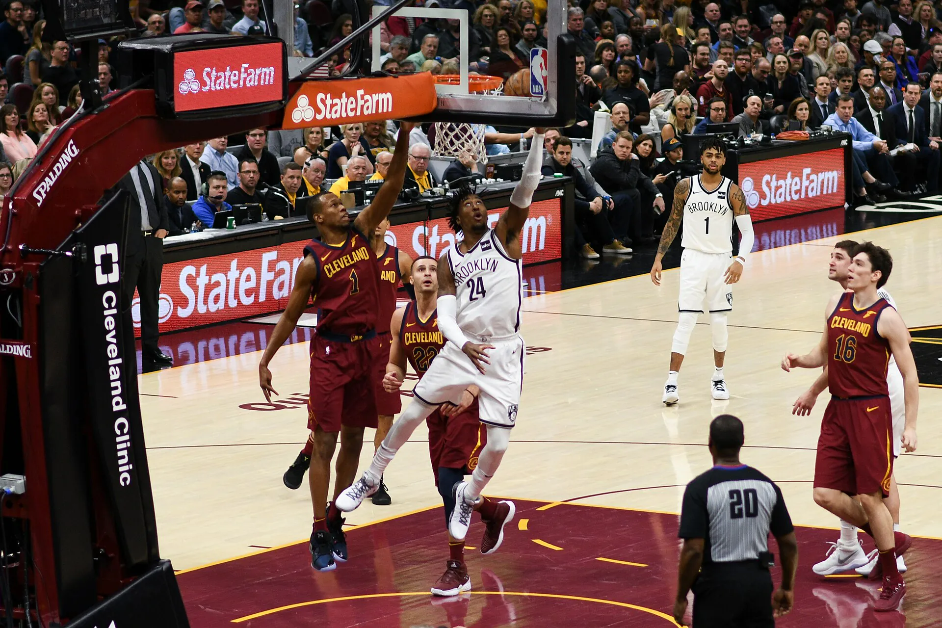 2018 年籃網對騎士，24 號上籃，D'Angelo Russell 在後方，Erik Drost 攝，CC BY 2.0