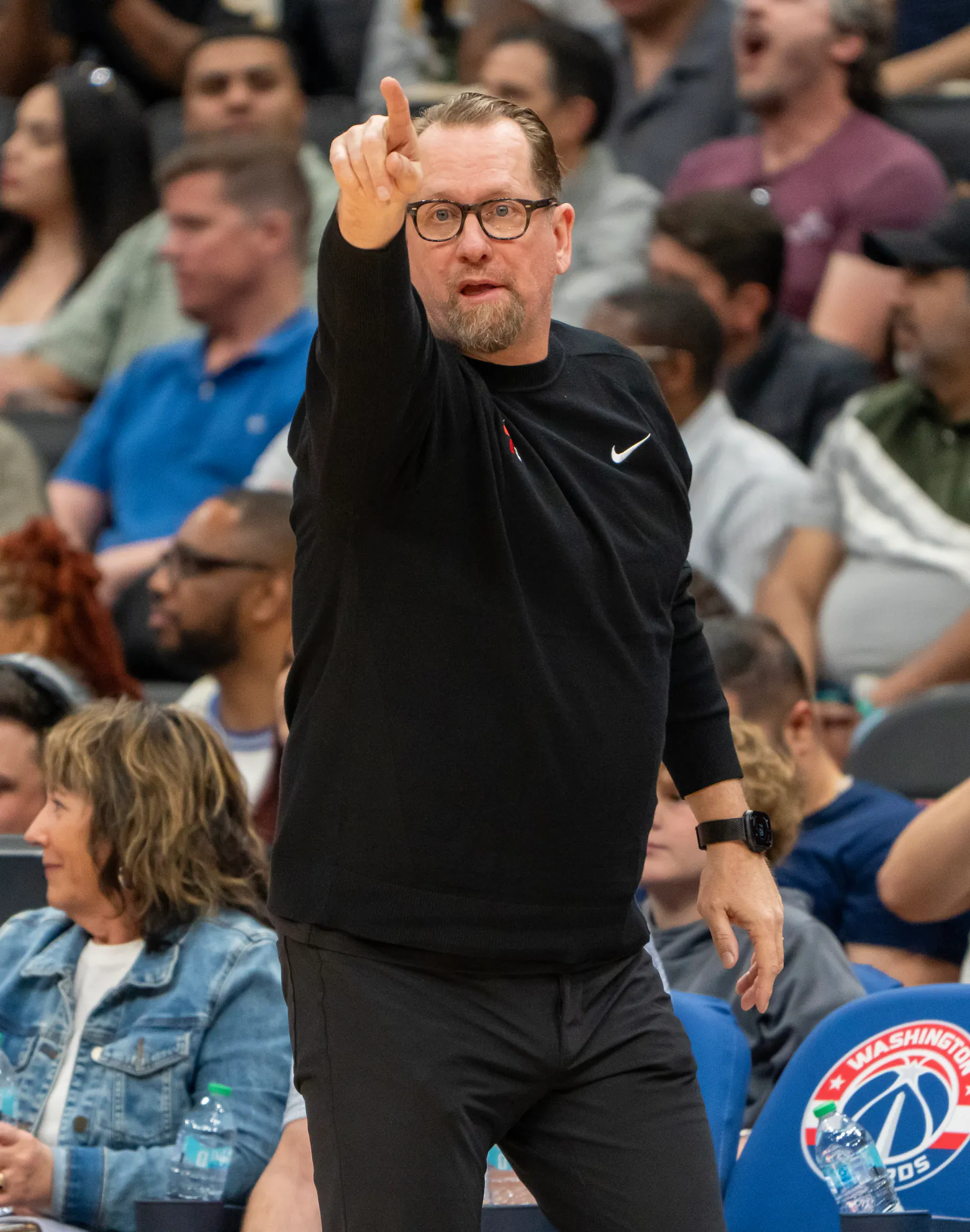 76 人總教練 Nick Nurse 在 2026 年 4 月客場比賽中於場邊伸手指揮，攝影 Chensiyuan，CC BY-SA 4.0，Wikimedia Commons