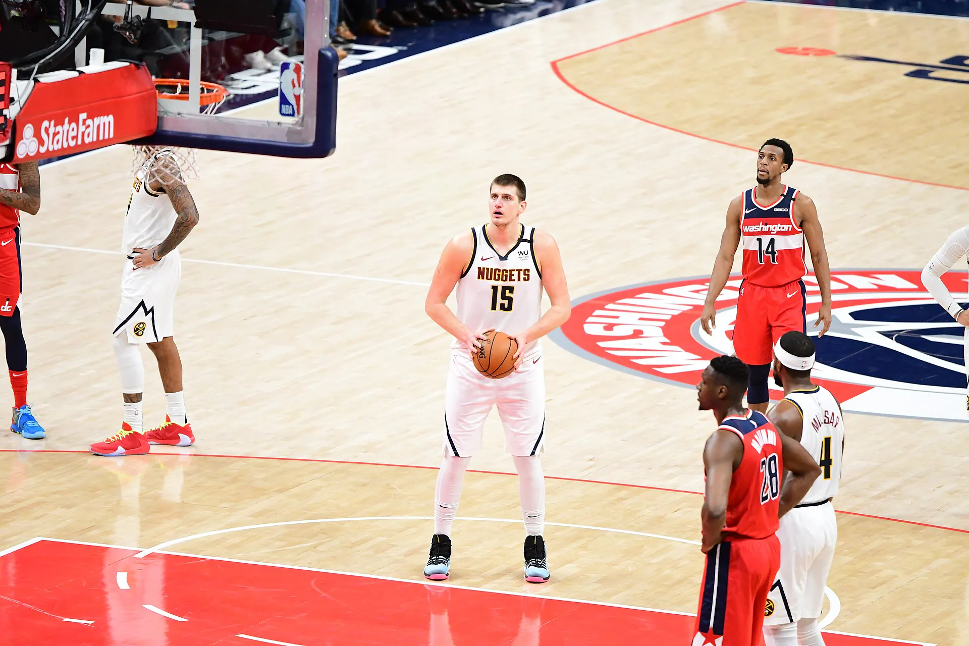 Nikola Jokic 身穿金塊白色 15 號球衣，站在罰球線上持球準備罰球（攝影 All-Pro Reels，授權 CC BY-SA 2.0，來源 Wikimedia Commons）