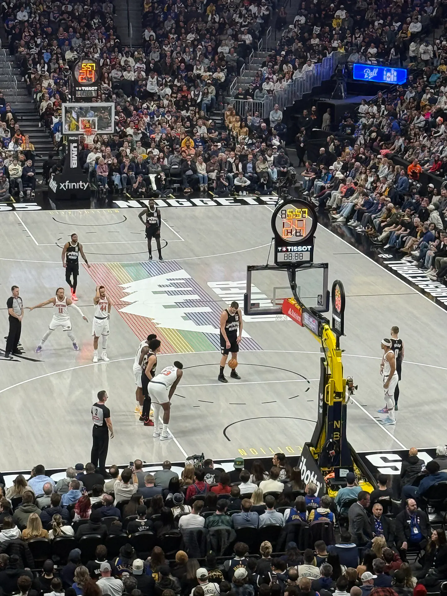 Nikola Jokic 身穿金塊黑色 15 號球衣站上罰球線
