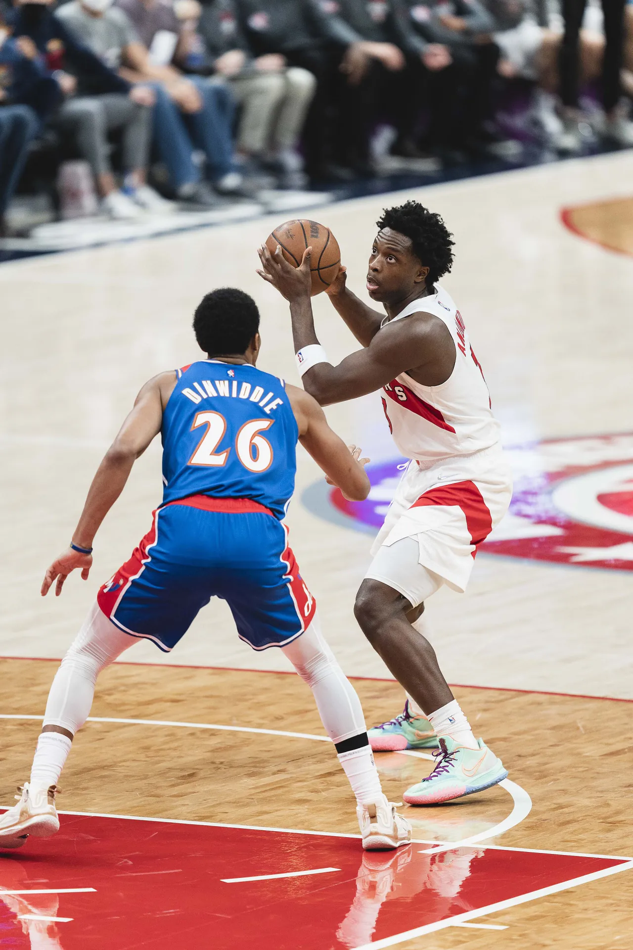 OG Anunoby 身穿白色多倫多暴龍球衣，於 2021 年對戰華盛頓巫師的比賽中持球面對防守者（攝影 All-Pro Reels，授權 CC BY-SA 2.0，來源 Wikimedia Commons）