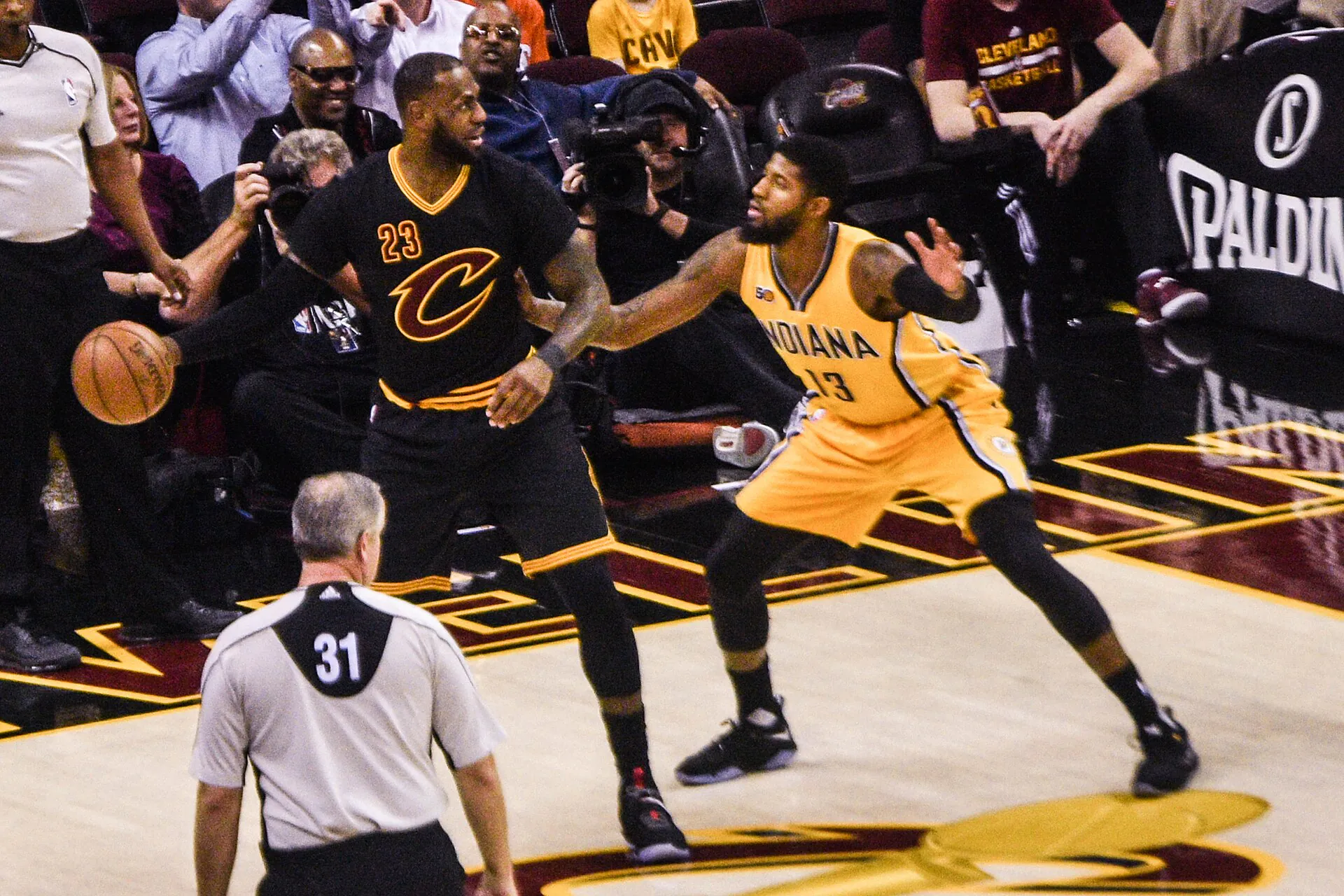溜馬時期的 Paul George 在場上防守騎士 LeBron James（攝影 Erik Drost，CC BY 2.0，Wikimedia Commons）
