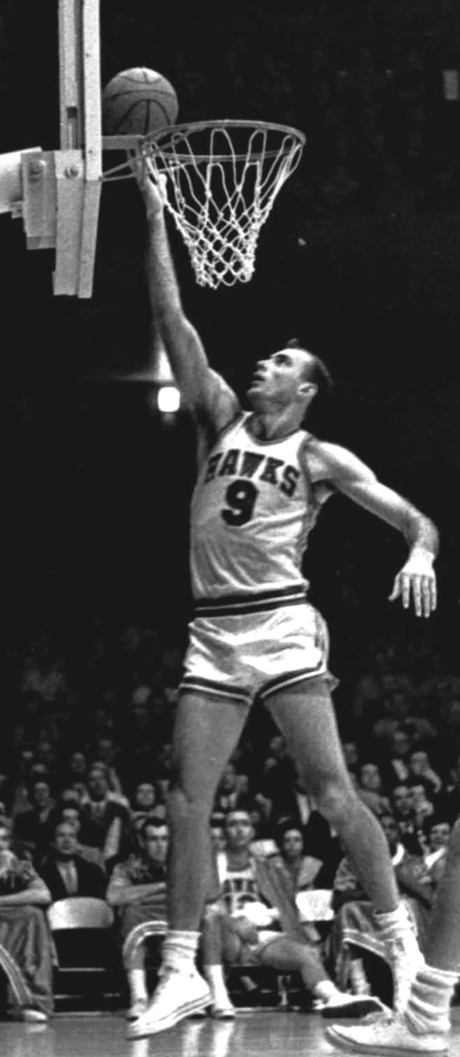 Bob Pettit 效力老鷹時期的歷史照片，攝於 1957 年（公有領域 Public domain，Wikimedia Commons）